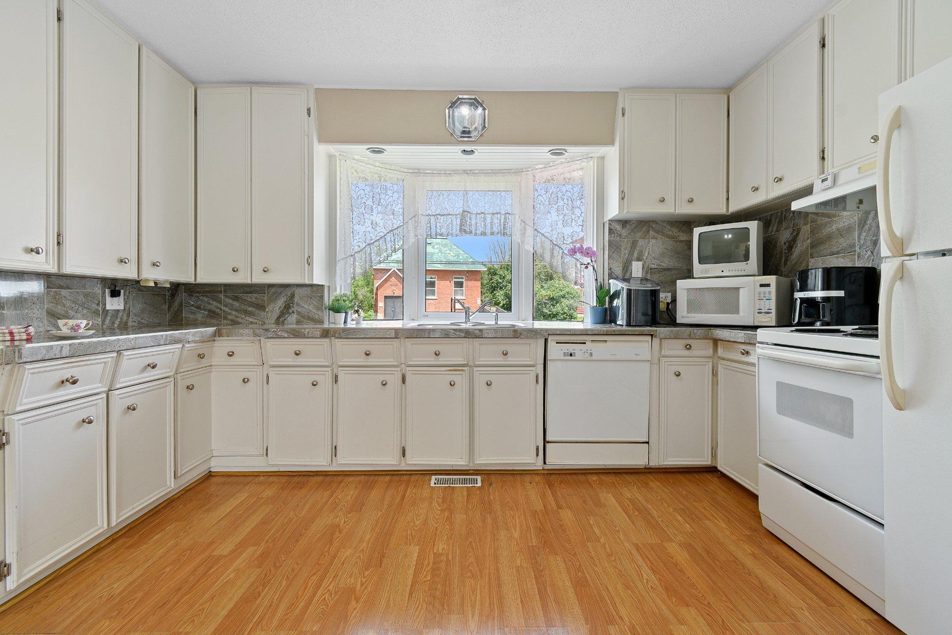 









886


Rue de Clarendon

,
Pontiac,




QC
J0X2G0

