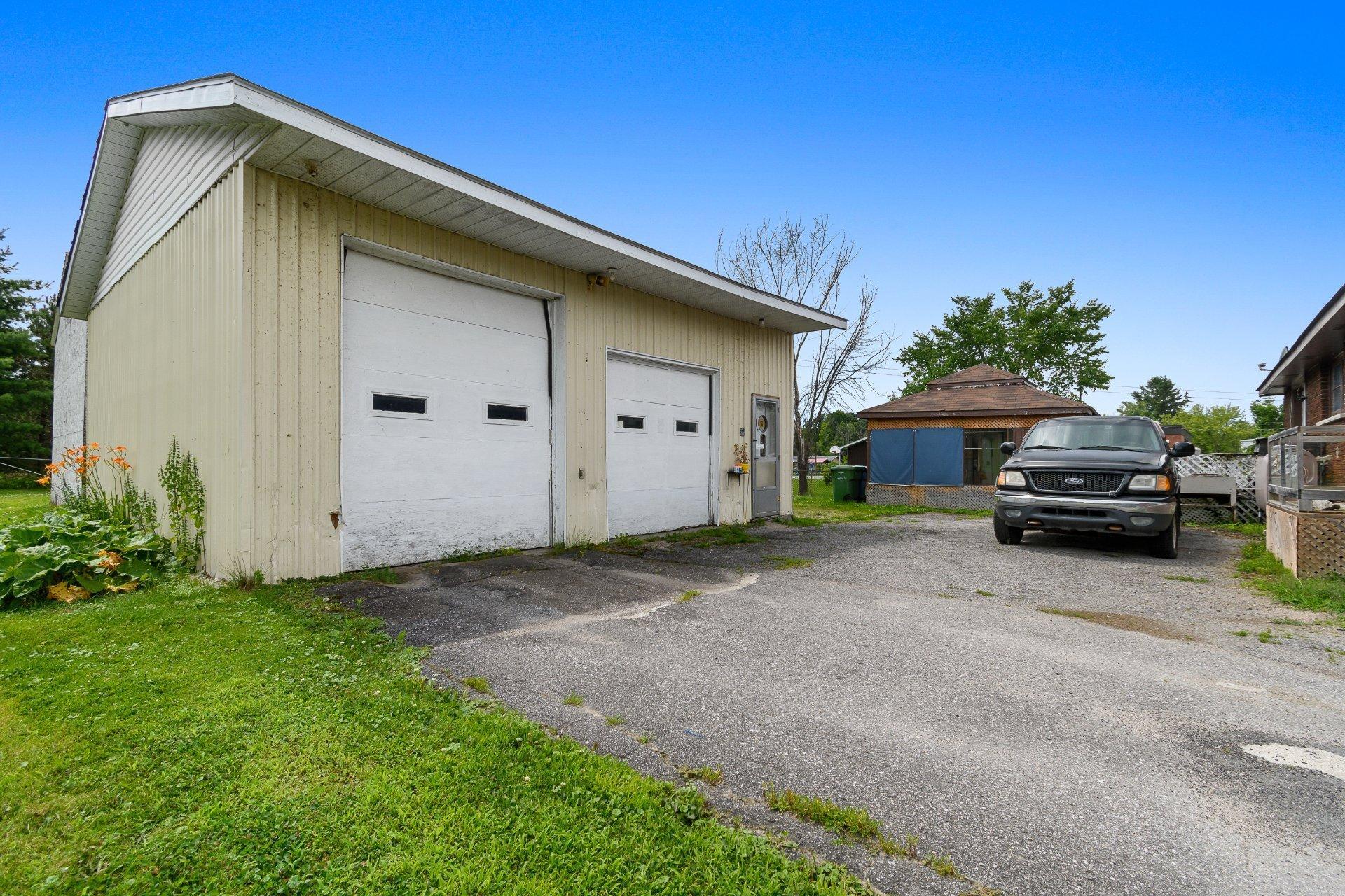 









886


Rue de Clarendon

,
Pontiac,




QC
J0X2G0

