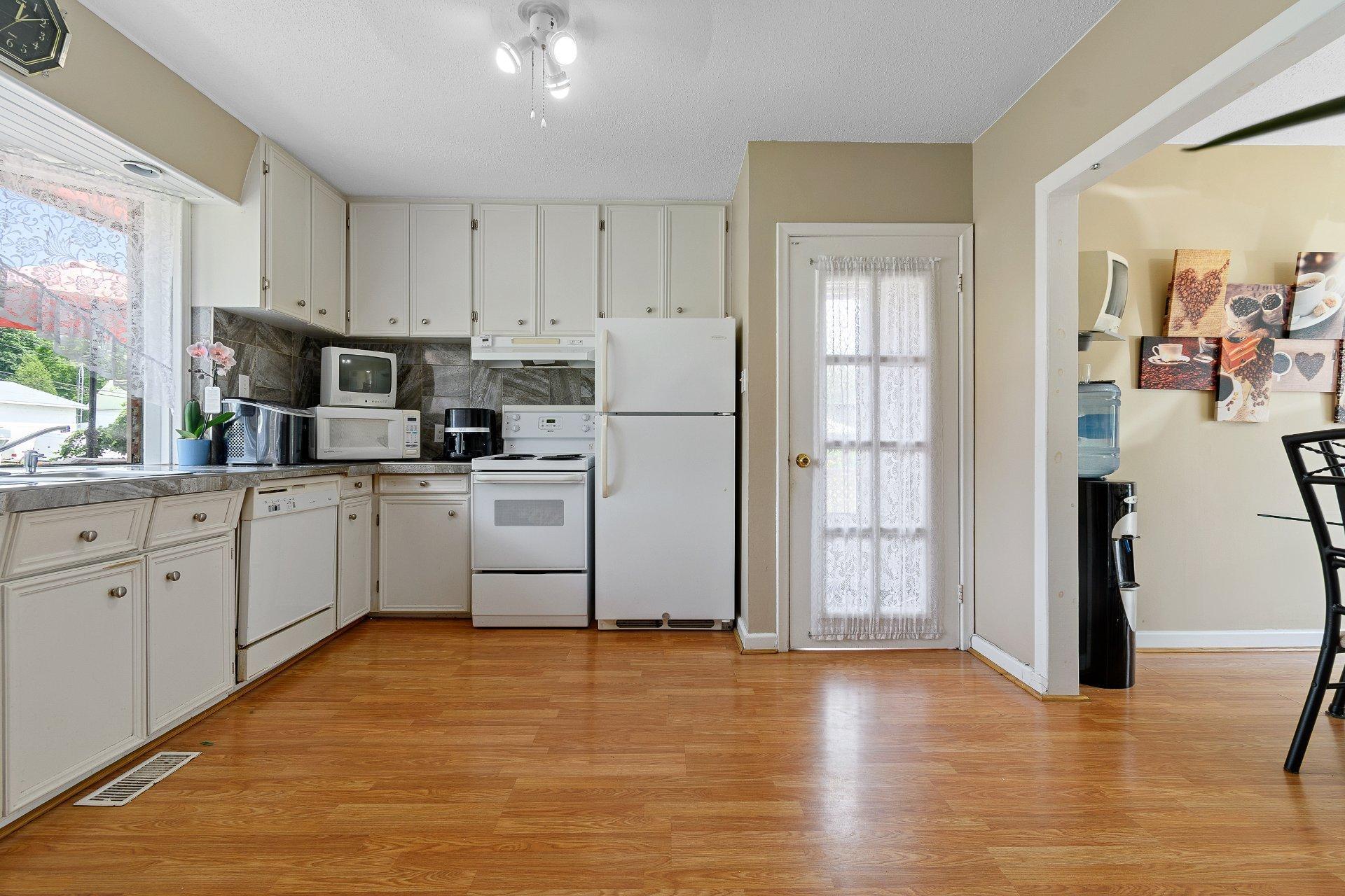 









886


Rue de Clarendon

,
Pontiac,




QC
J0X2G0

