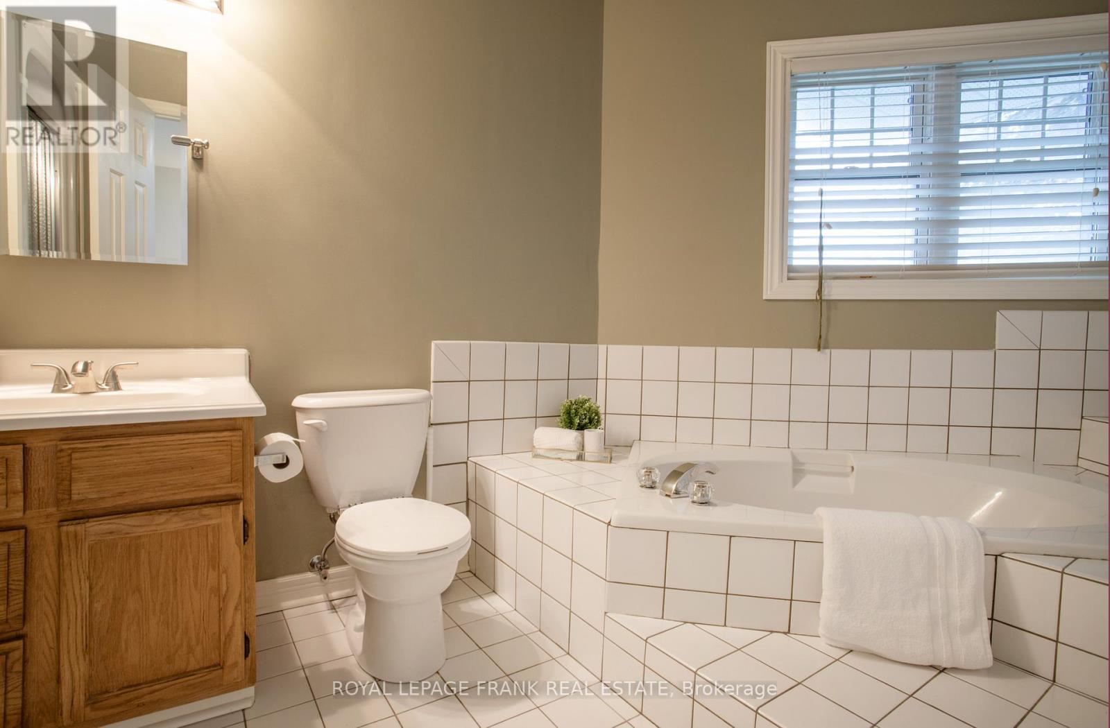 












F12 - 1667 NASH ROAD

,
Clarington (Courtice),




Ontario
L1E1S8

