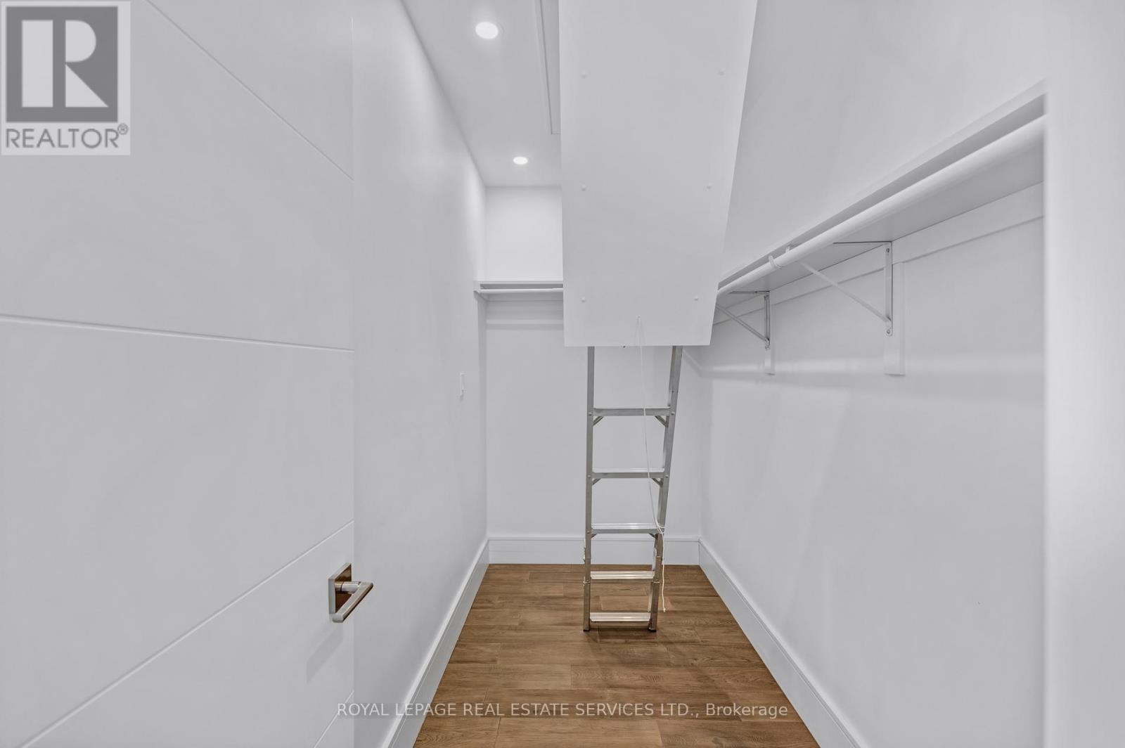 












8 BRANCH AVENUE

,
Toronto,




Ontario
M8W1M7

