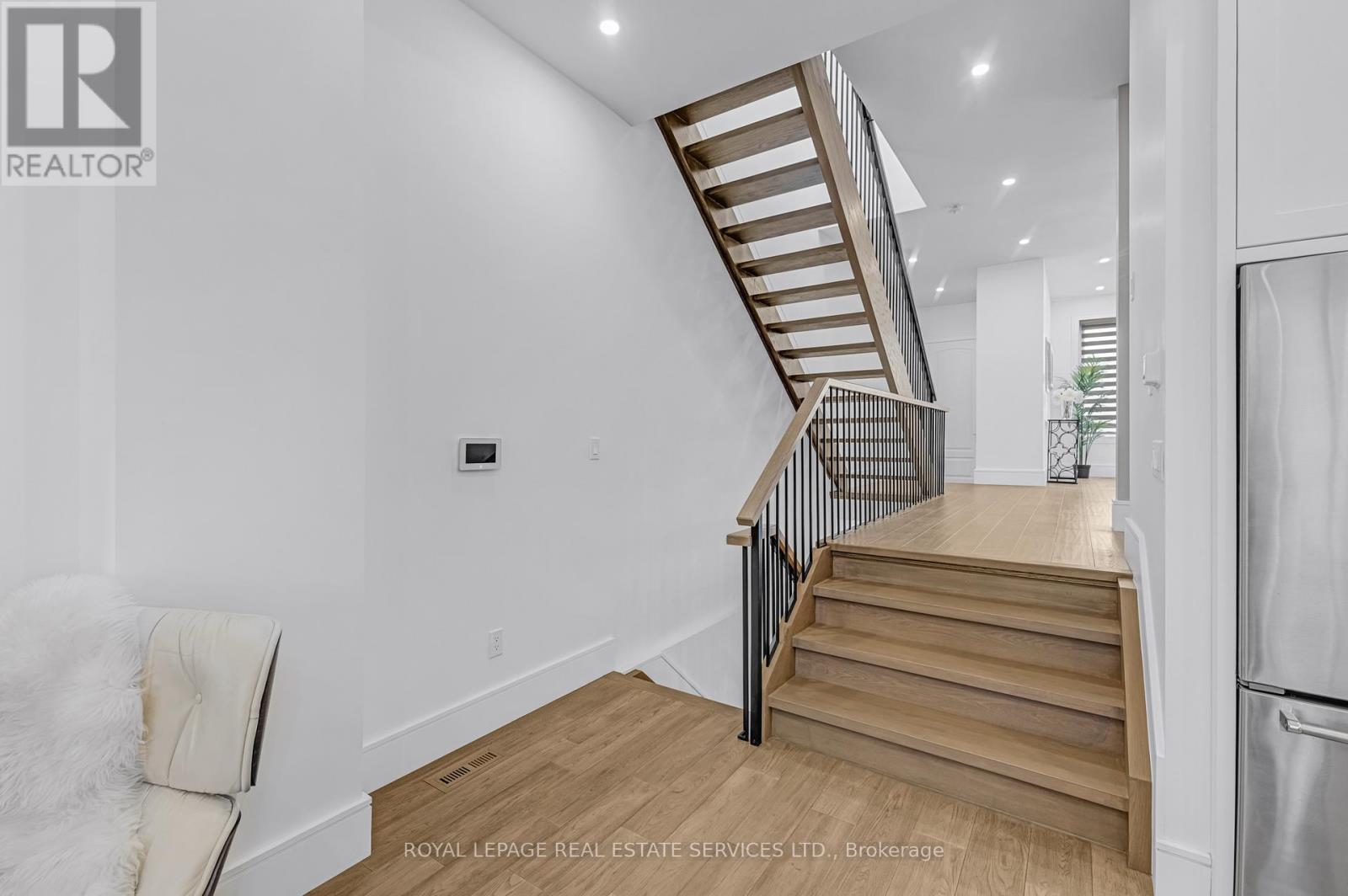 












8 BRANCH AVENUE

,
Toronto,




Ontario
M8W1M7

