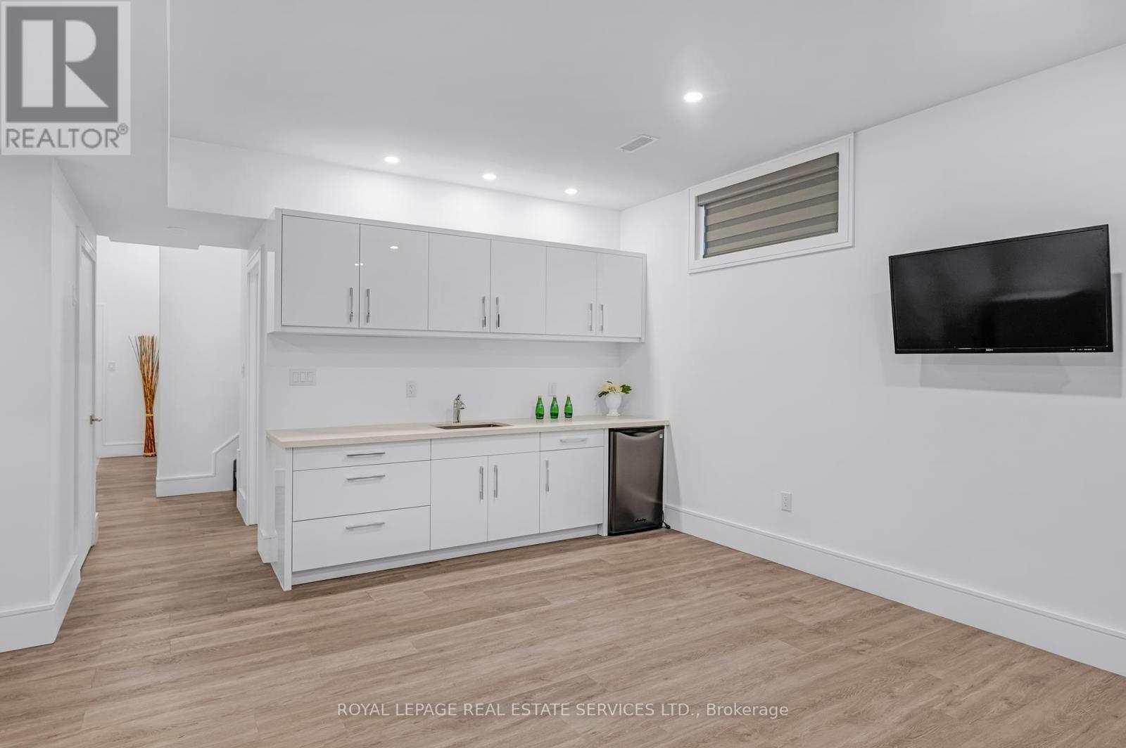 












8 BRANCH AVENUE

,
Toronto,




Ontario
M8W1M7

