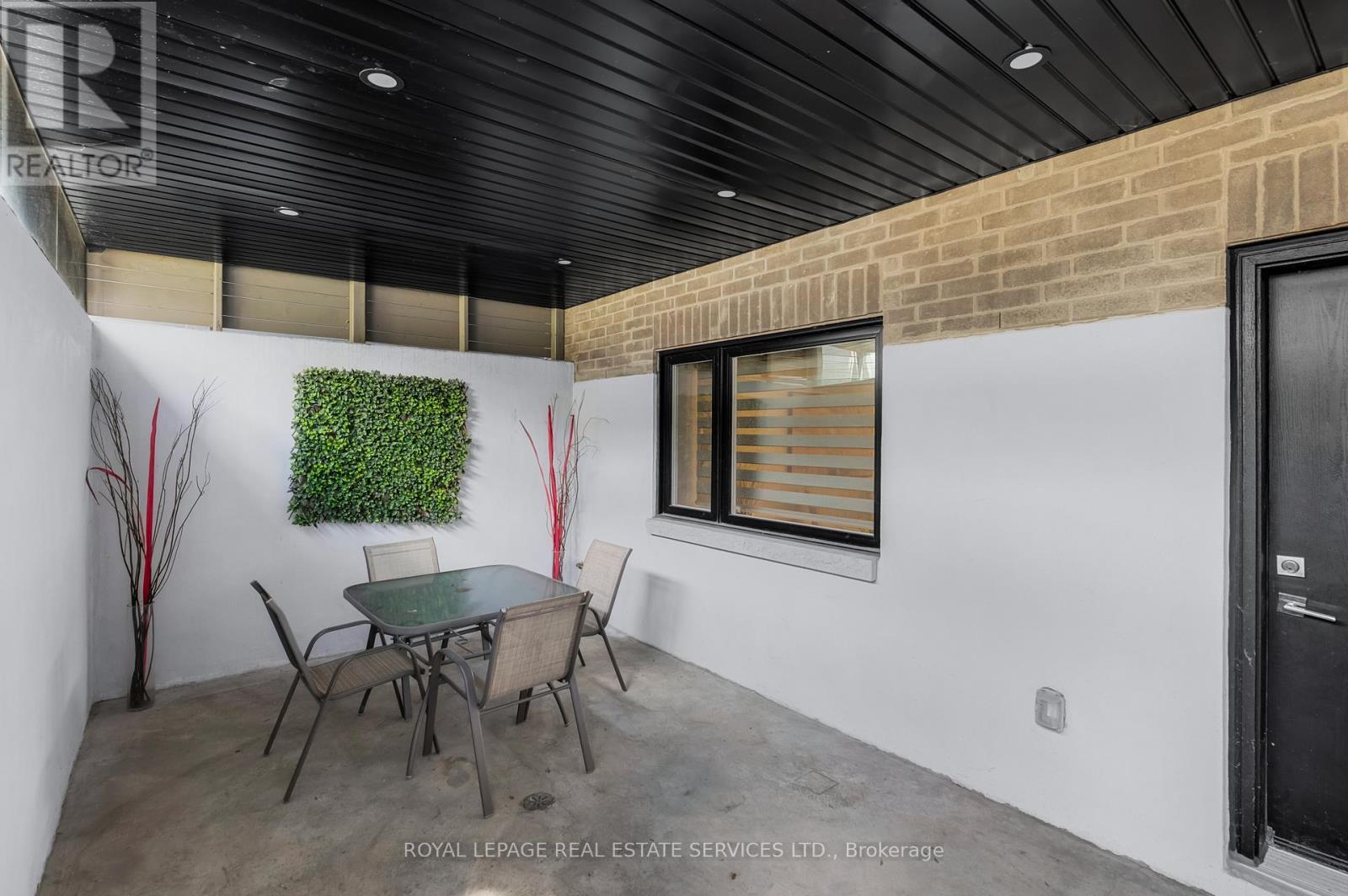 












8 BRANCH AVENUE

,
Toronto,




Ontario
M8W1M7

