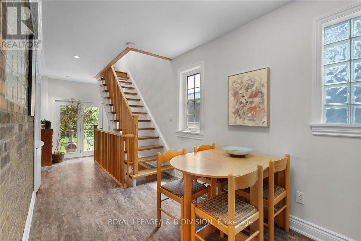 












43 ALLISTER AVENUE

,
Toronto,




Ontario
M1M3L1

