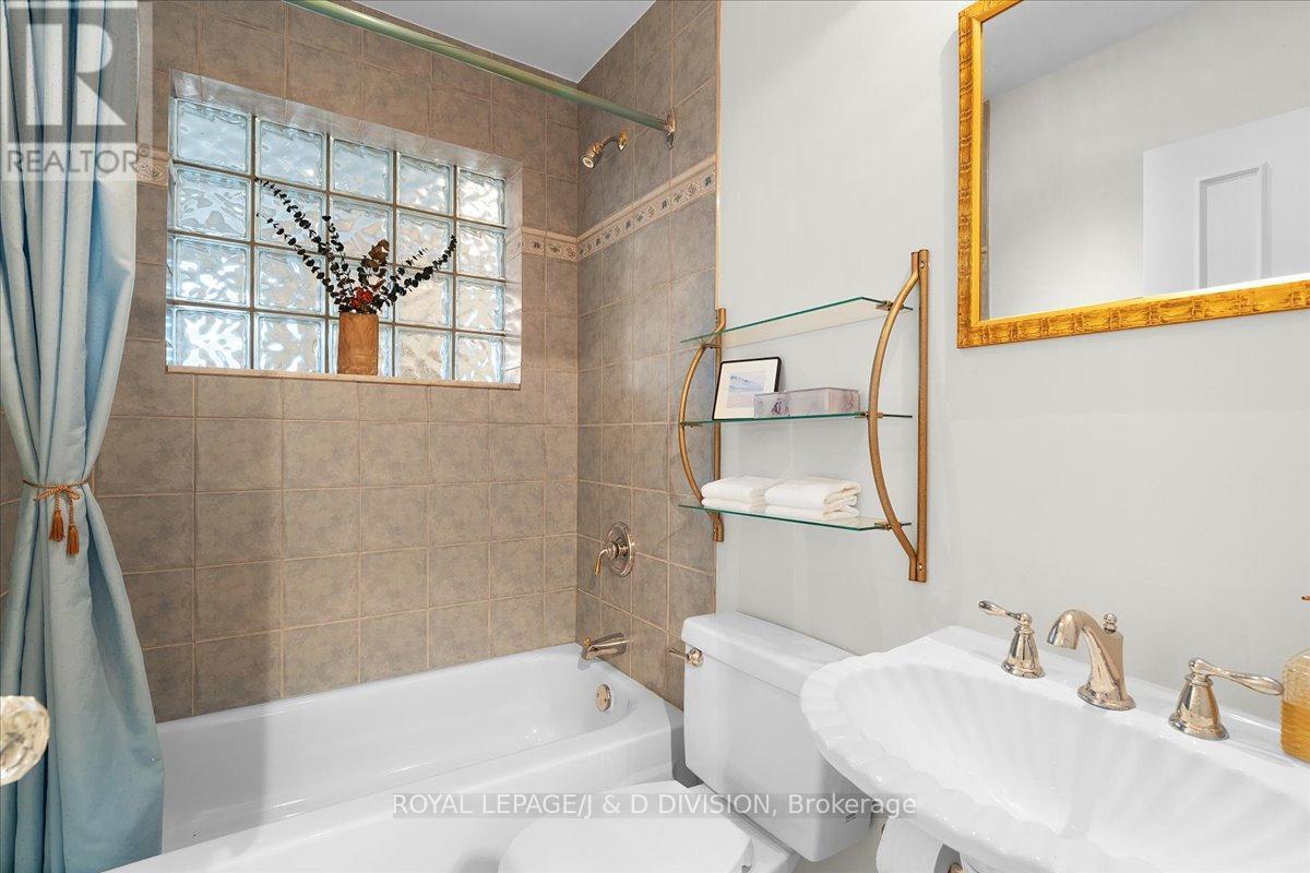 












43 ALLISTER AVENUE

,
Toronto,




Ontario
M1M3L1

