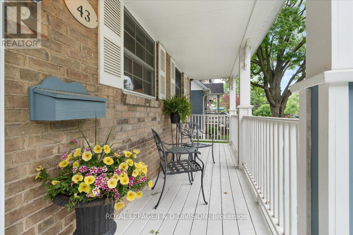 












43 ALLISTER AVENUE

,
Toronto,




Ontario
M1M3L1

