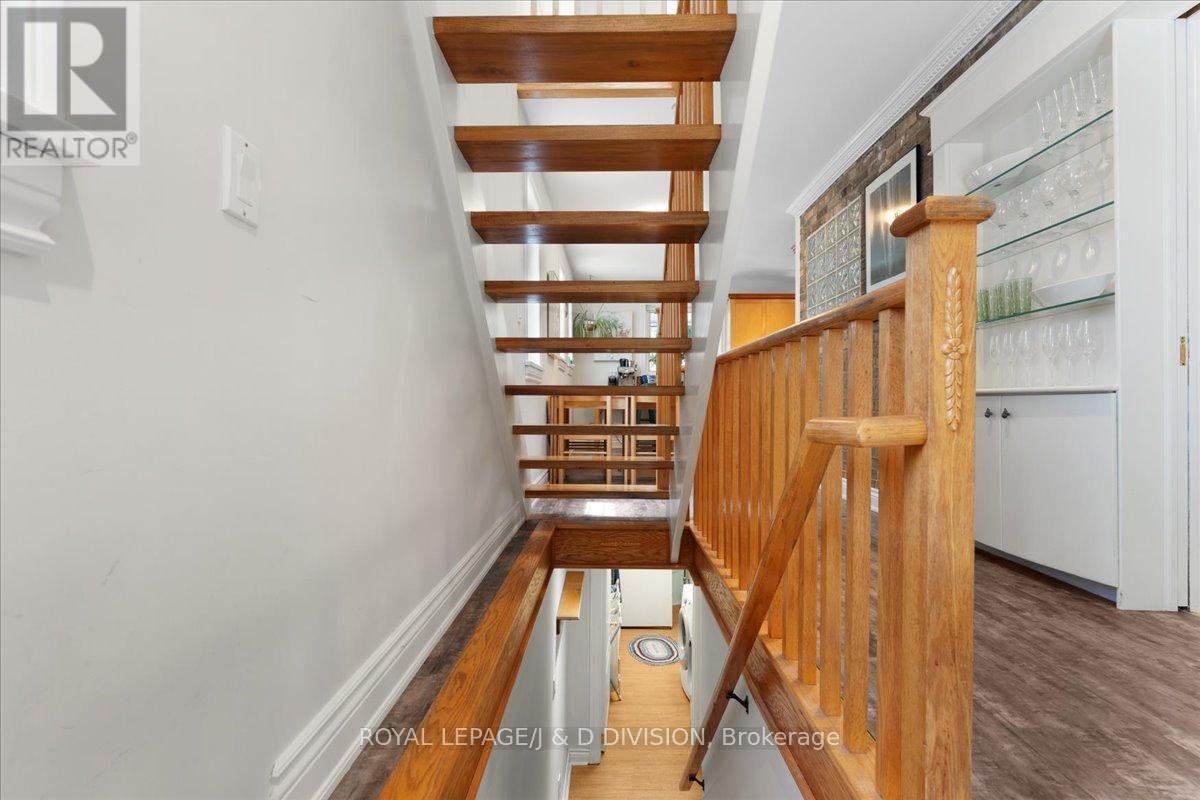 












43 ALLISTER AVENUE

,
Toronto,




Ontario
M1M3L1

