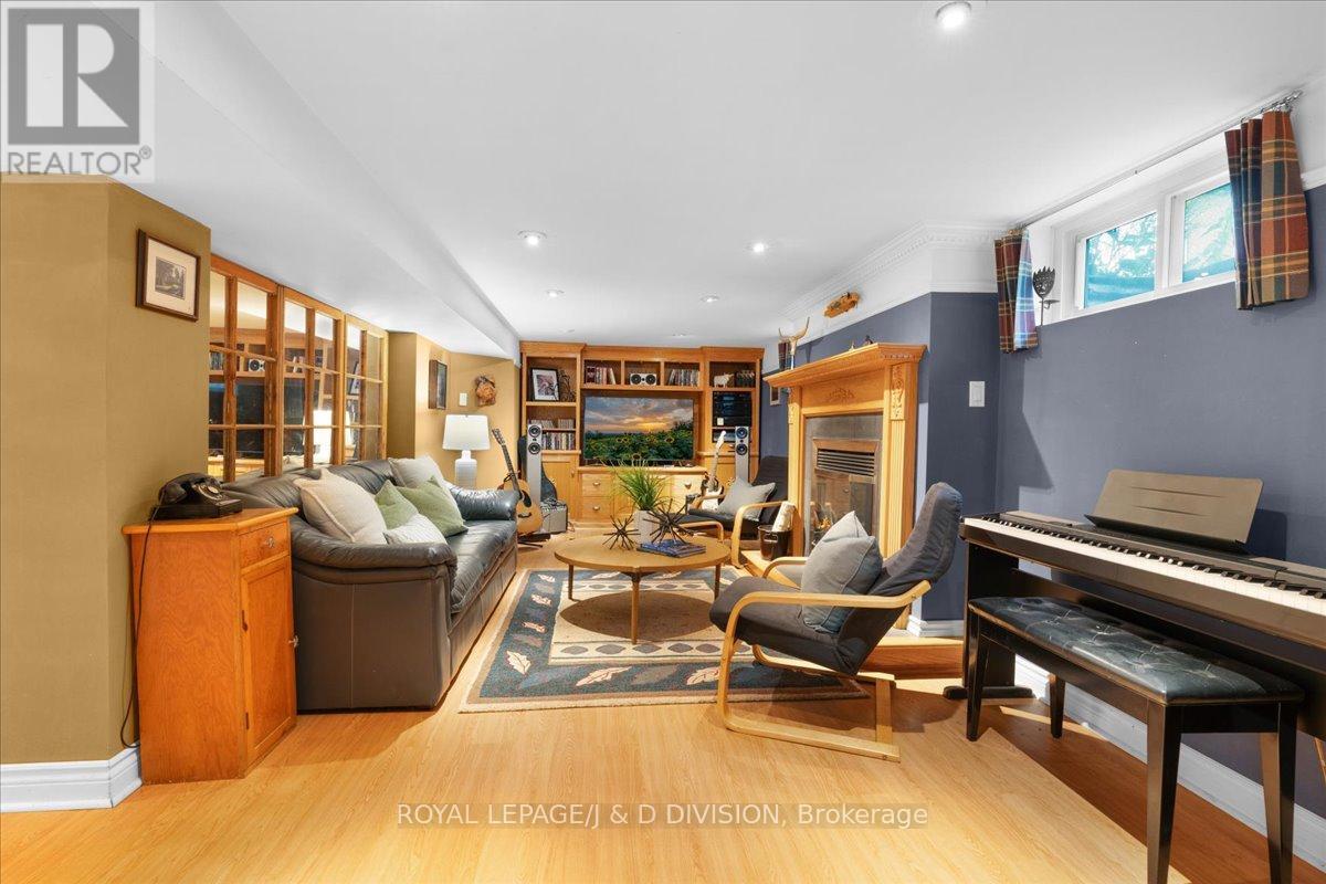 












43 ALLISTER AVENUE

,
Toronto,




Ontario
M1M3L1

