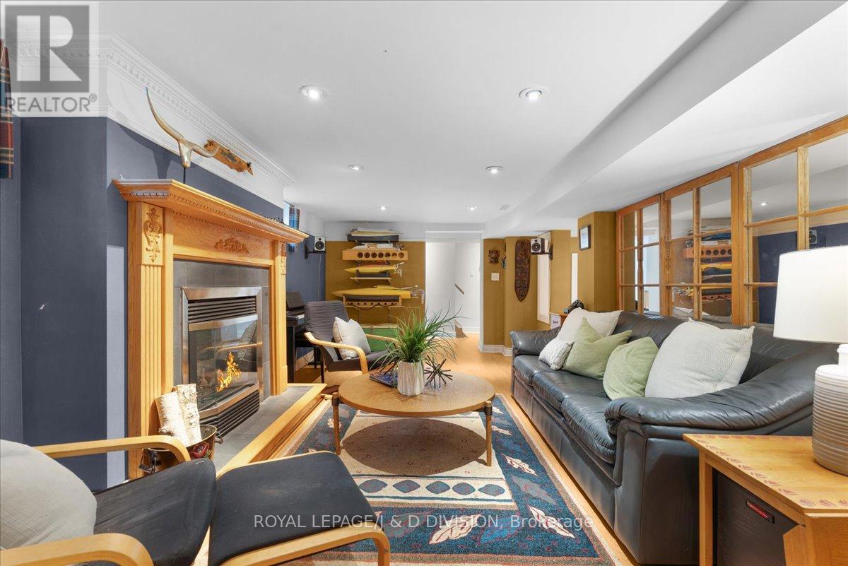 












43 ALLISTER AVENUE

,
Toronto,




Ontario
M1M3L1

