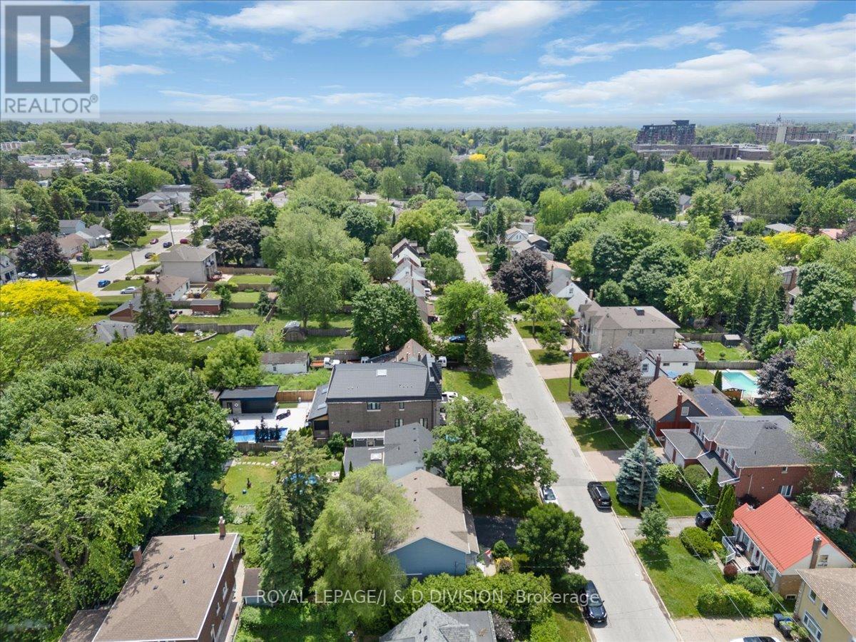 












43 ALLISTER AVENUE

,
Toronto,




Ontario
M1M3L1

