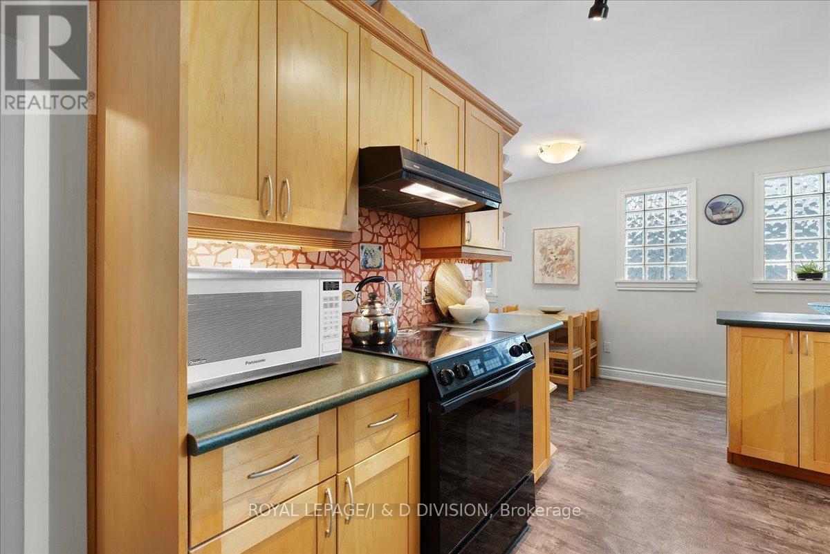 












43 ALLISTER AVENUE

,
Toronto,




Ontario
M1M3L1

