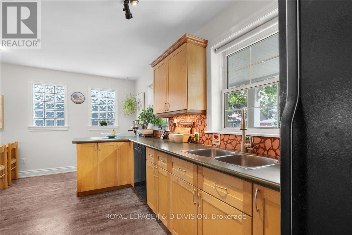 












43 ALLISTER AVENUE

,
Toronto,




Ontario
M1M3L1

