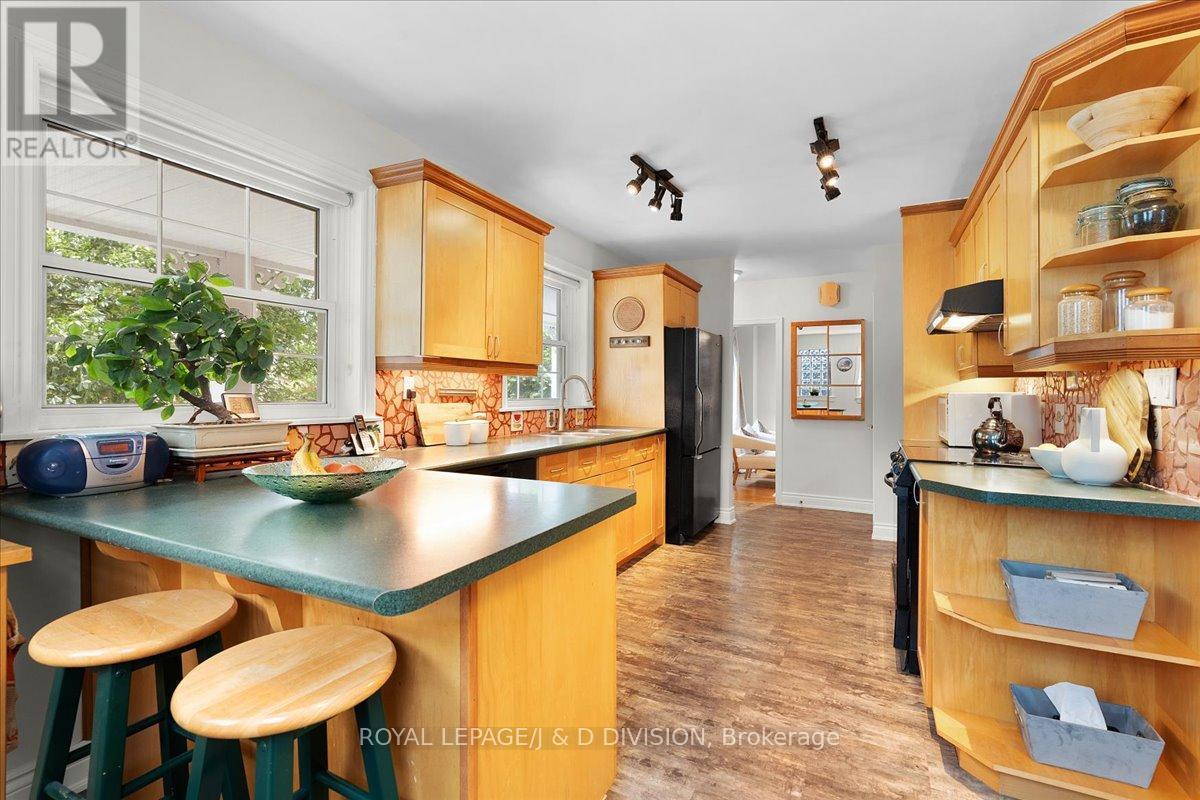 












43 ALLISTER AVENUE

,
Toronto,




Ontario
M1M3L1

