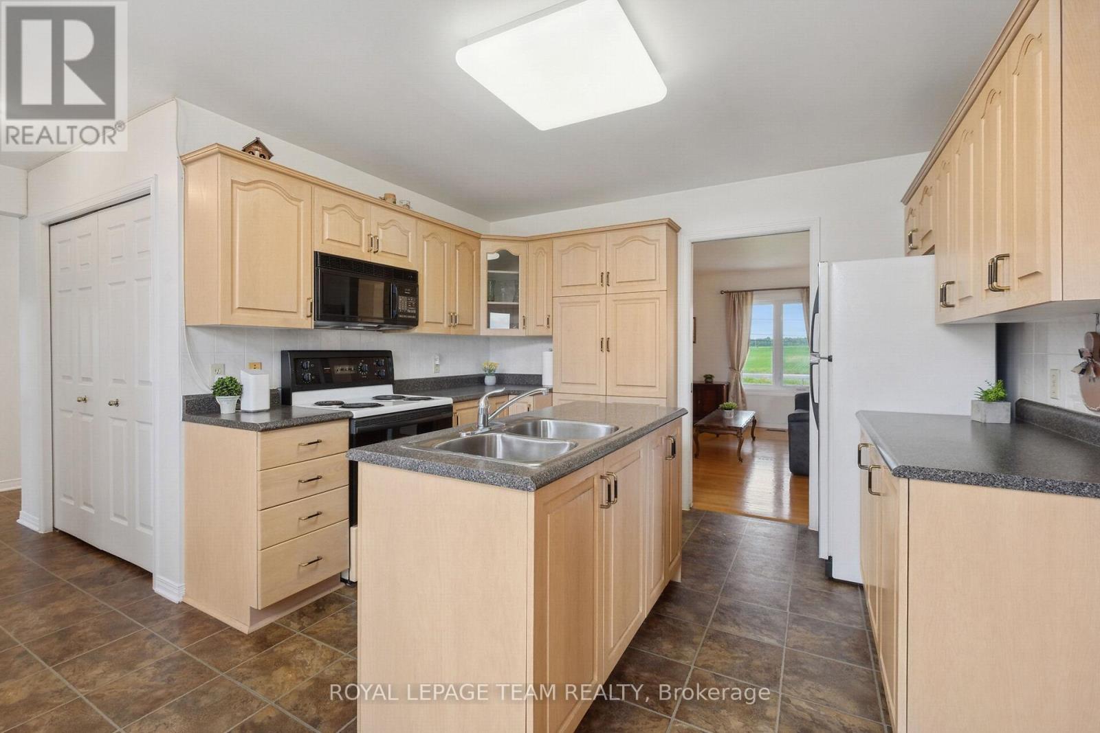 












8665 RUSSELL ROAD

,
Ottawa,




Ontario
K4B0J7

