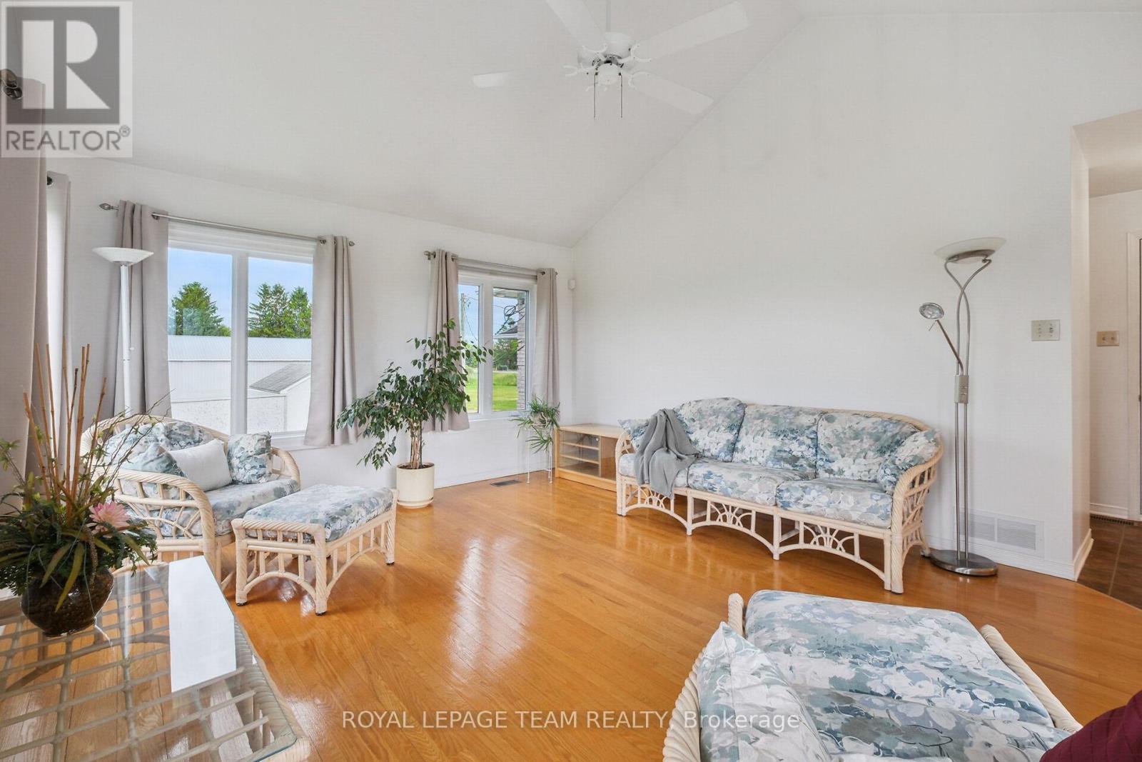 












8665 RUSSELL ROAD

,
Ottawa,




Ontario
K4B0J7

