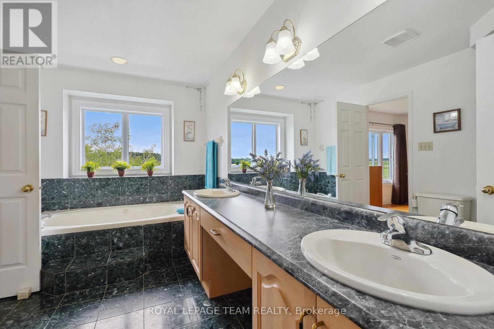 












8665 RUSSELL ROAD

,
Ottawa,




Ontario
K4B0J7

