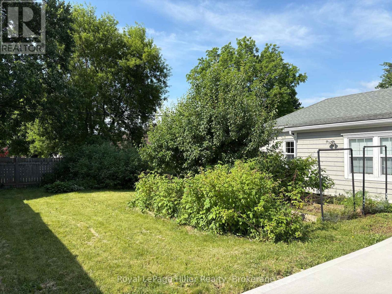 












2215 LINE 34 LINE

,
Perth East (Shakespeare),




Ontario
N0B2P0

