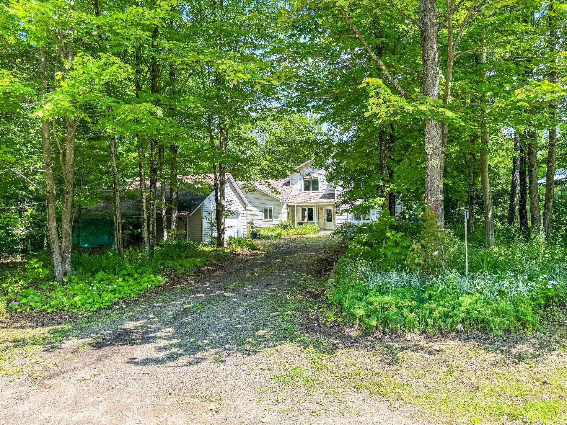 









10


Rue de San-Pedro

,
Grenville-sur-la-Rouge,




QC
J0V1B0

