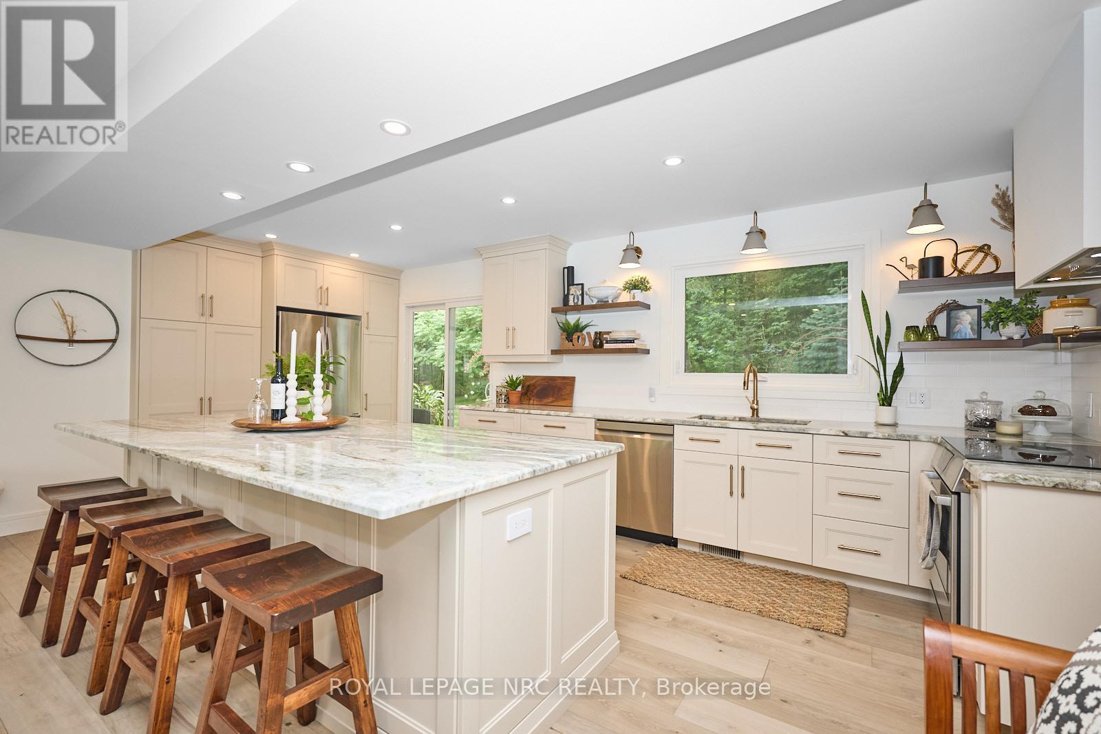 












7 CAMELOT COURT

,
St. Catharines (Glendale/Glenridge),




Ontario
L2T3R4

