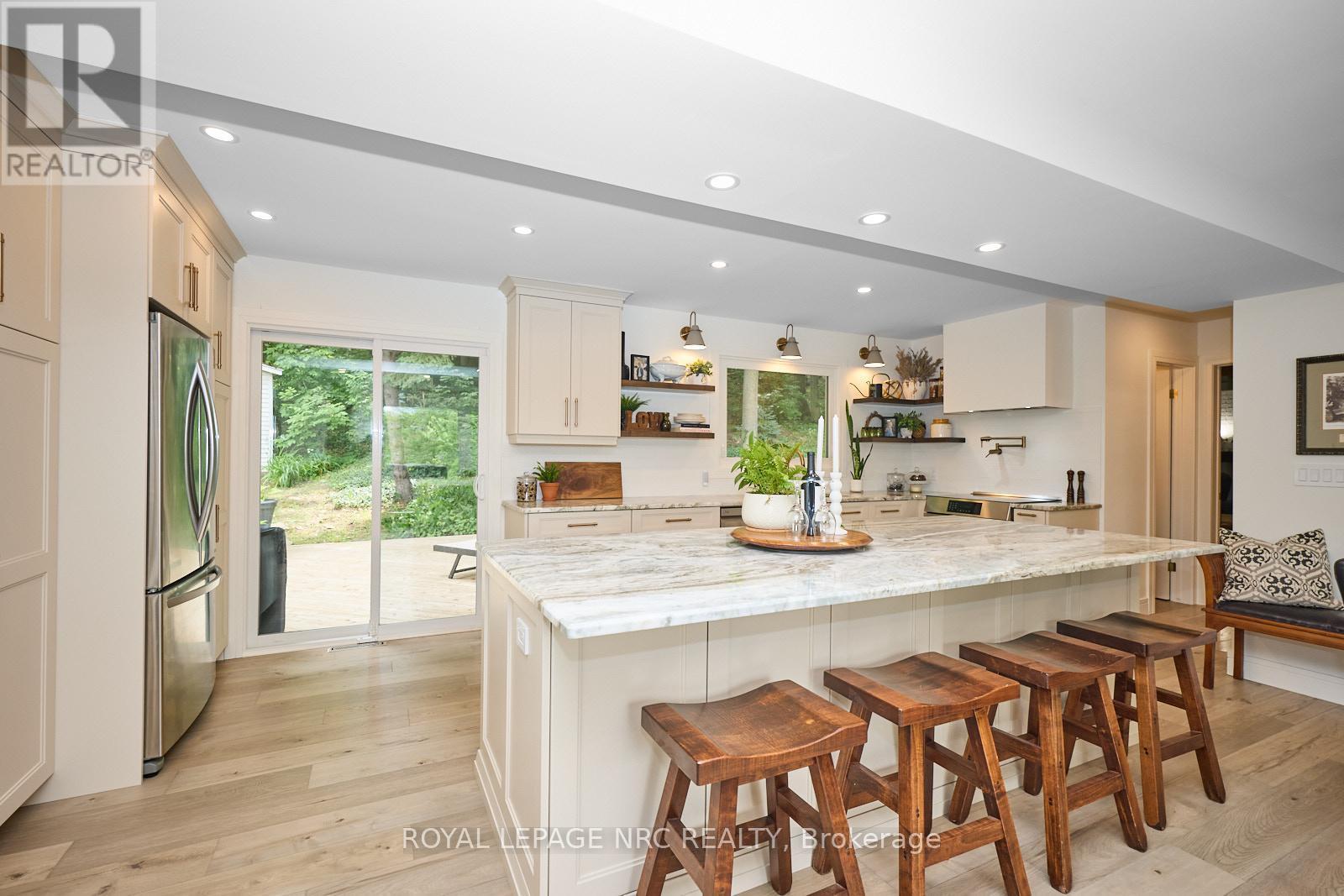 












7 CAMELOT COURT

,
St. Catharines (Glendale/Glenridge),




Ontario
L2T3R4

