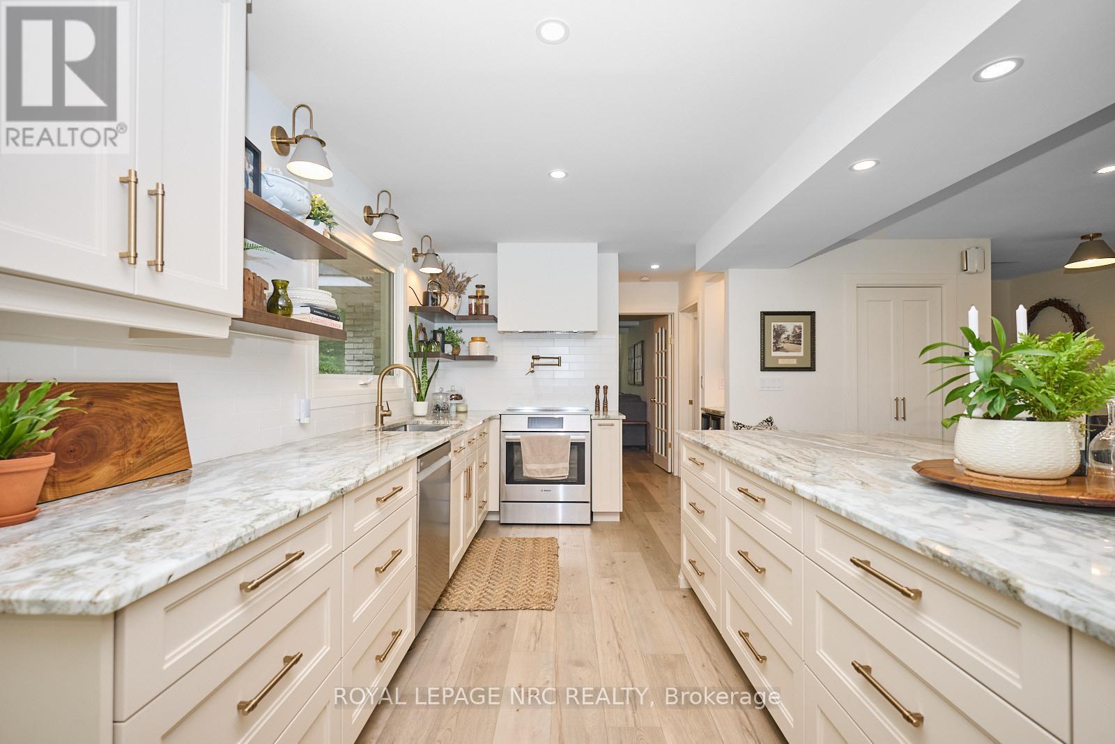 












7 CAMELOT COURT

,
St. Catharines (Glendale/Glenridge),




Ontario
L2T3R4

