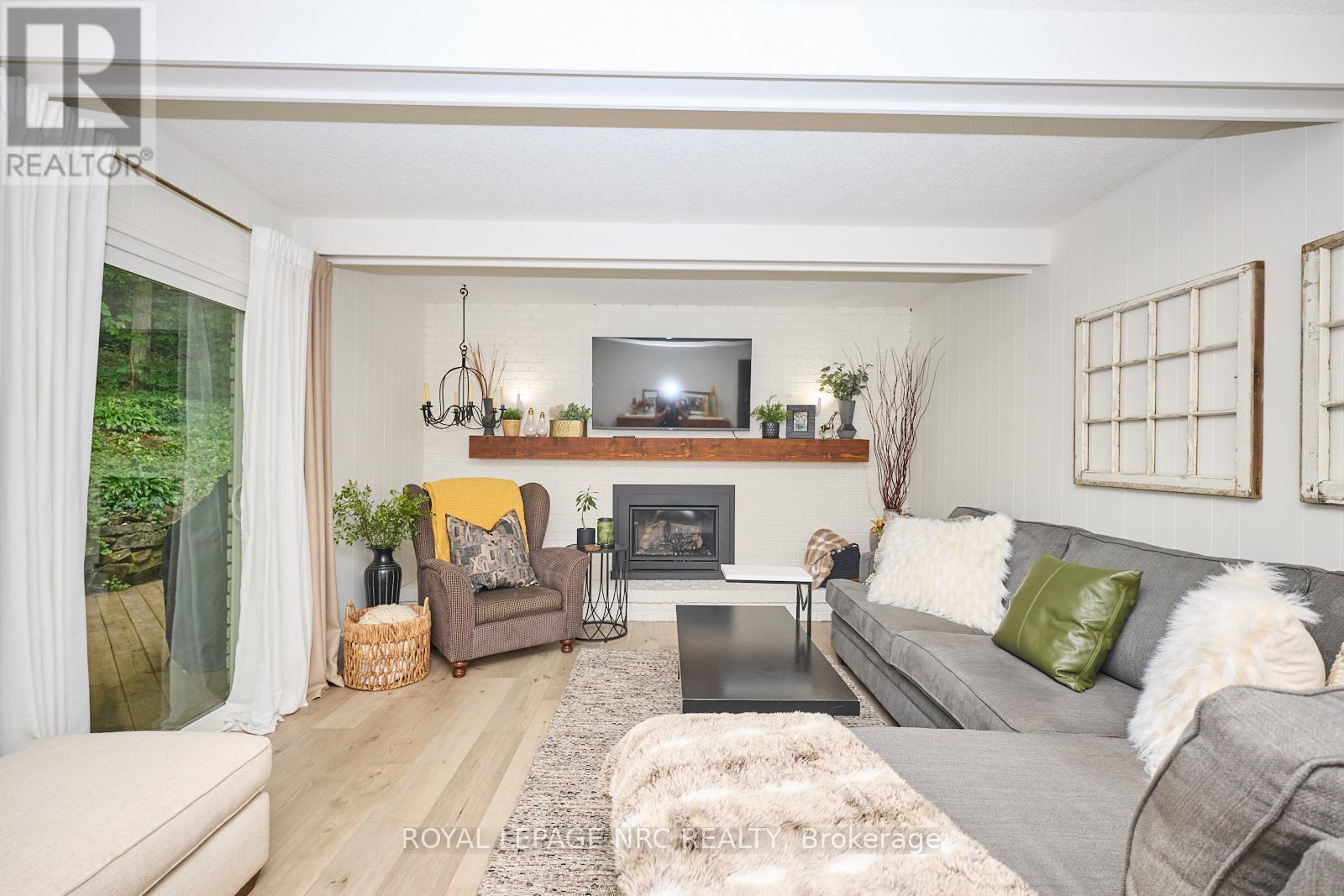 












7 CAMELOT COURT

,
St. Catharines (Glendale/Glenridge),




Ontario
L2T3R4


