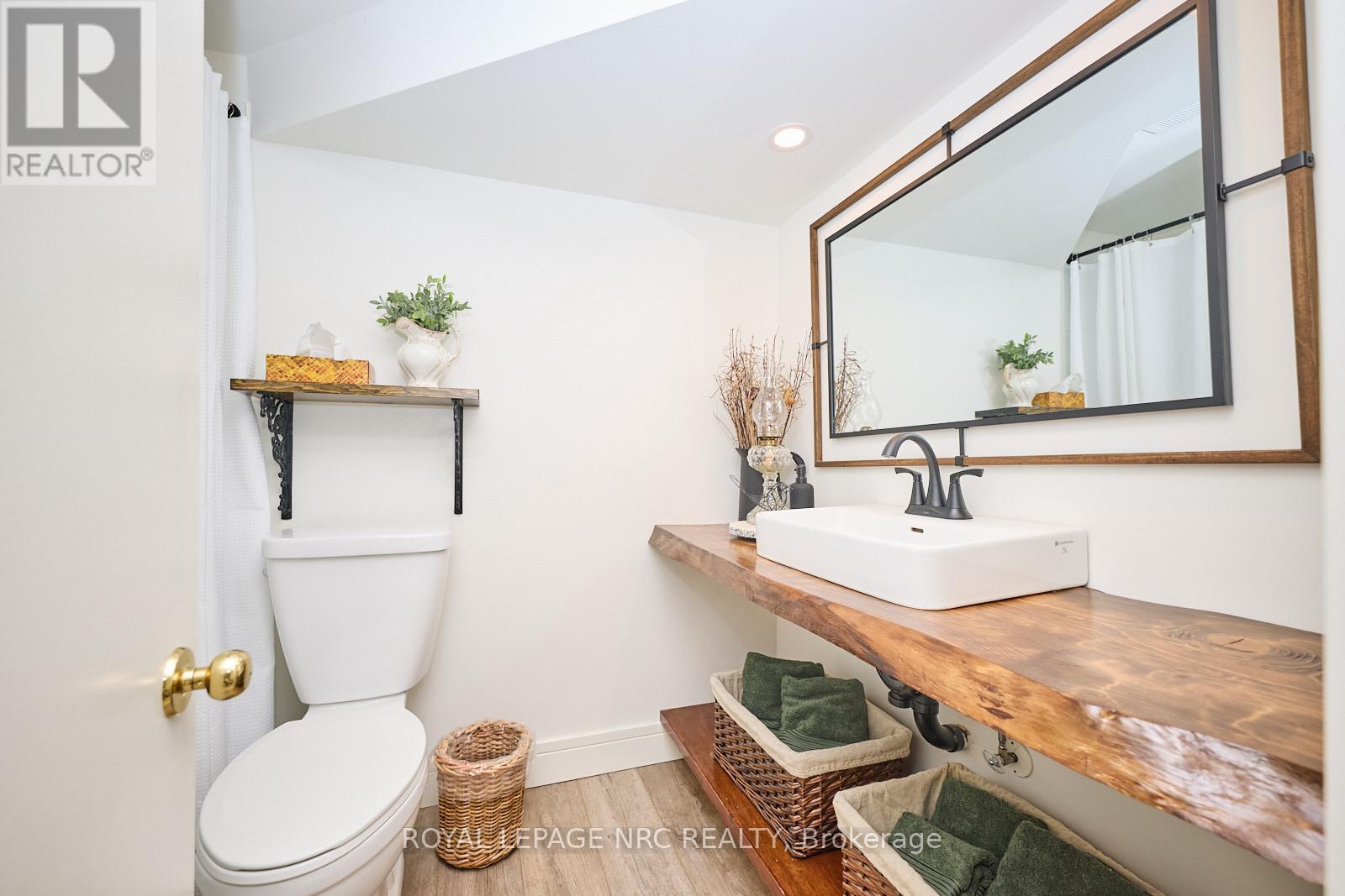 












7 CAMELOT COURT

,
St. Catharines (Glendale/Glenridge),




Ontario
L2T3R4

