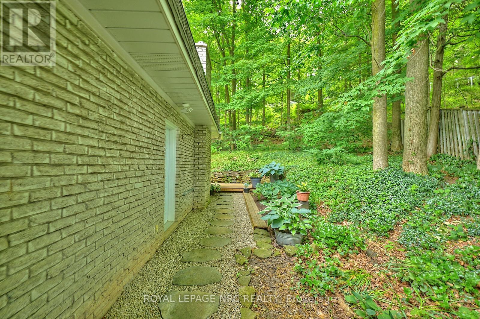 












7 CAMELOT COURT

,
St. Catharines (Glendale/Glenridge),




Ontario
L2T3R4

