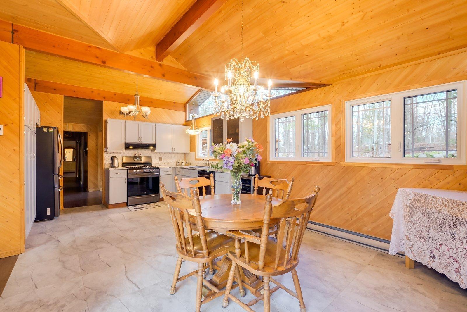 









56


Ch. du Canari

,
Val-des-Monts,




QC
J8N6J7

