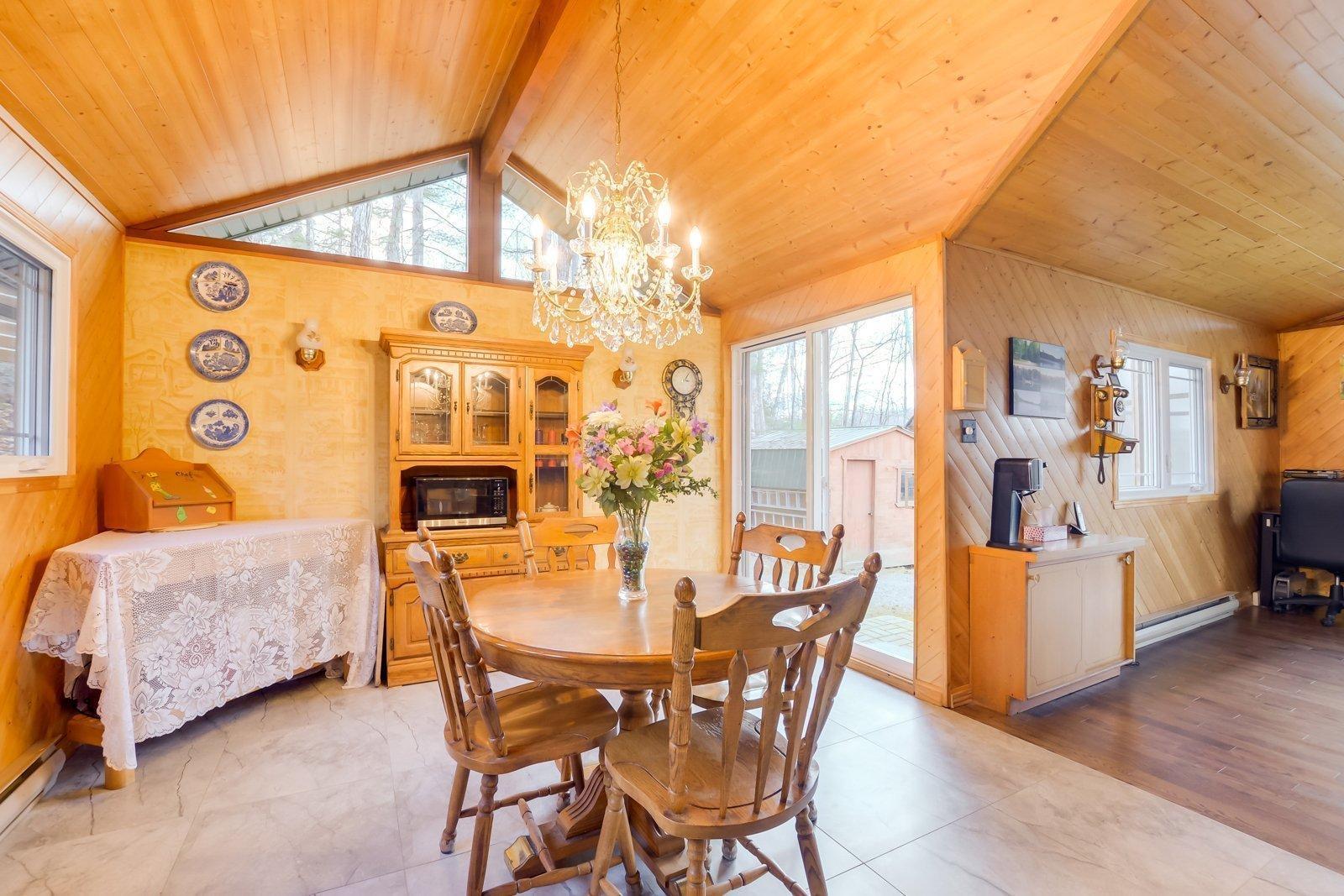 









56


Ch. du Canari

,
Val-des-Monts,




QC
J8N6J7

