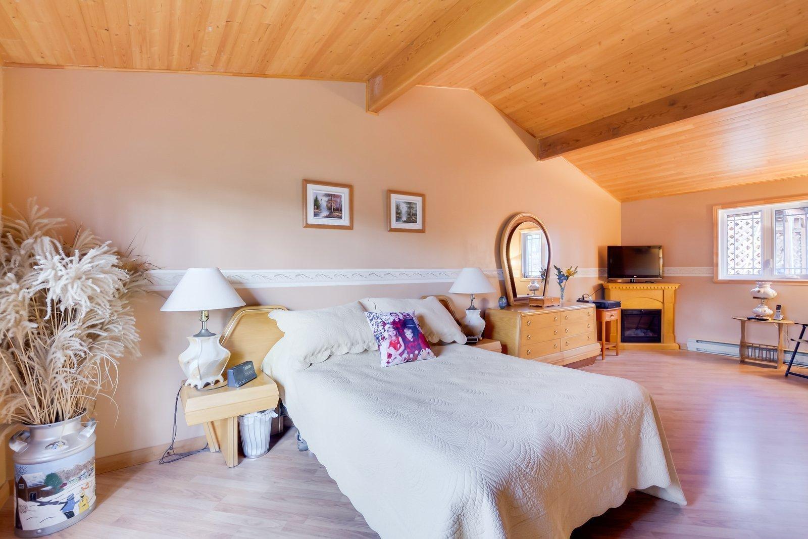 









56


Ch. du Canari

,
Val-des-Monts,




QC
J8N6J7

