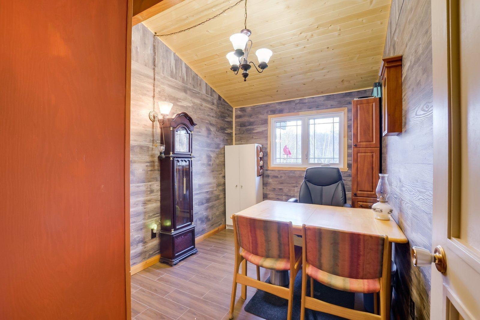 









56


Ch. du Canari

,
Val-des-Monts,




QC
J8N6J7

