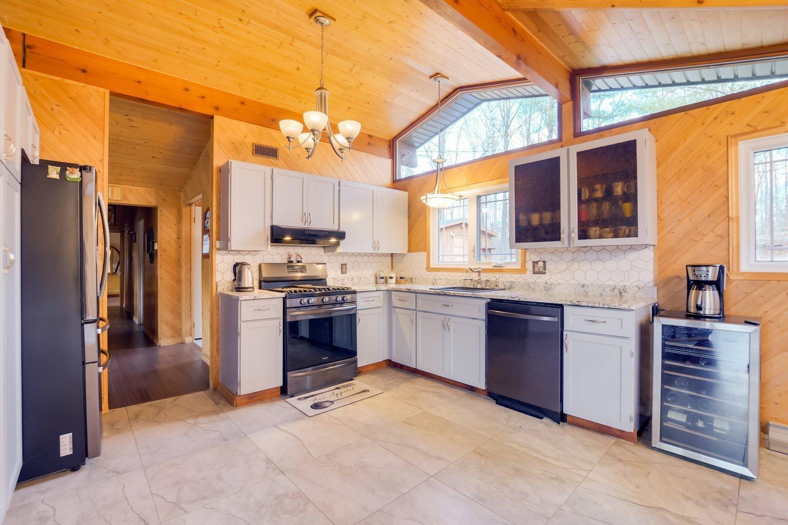 









56


Ch. du Canari

,
Val-des-Monts,




QC
J8N6J7

