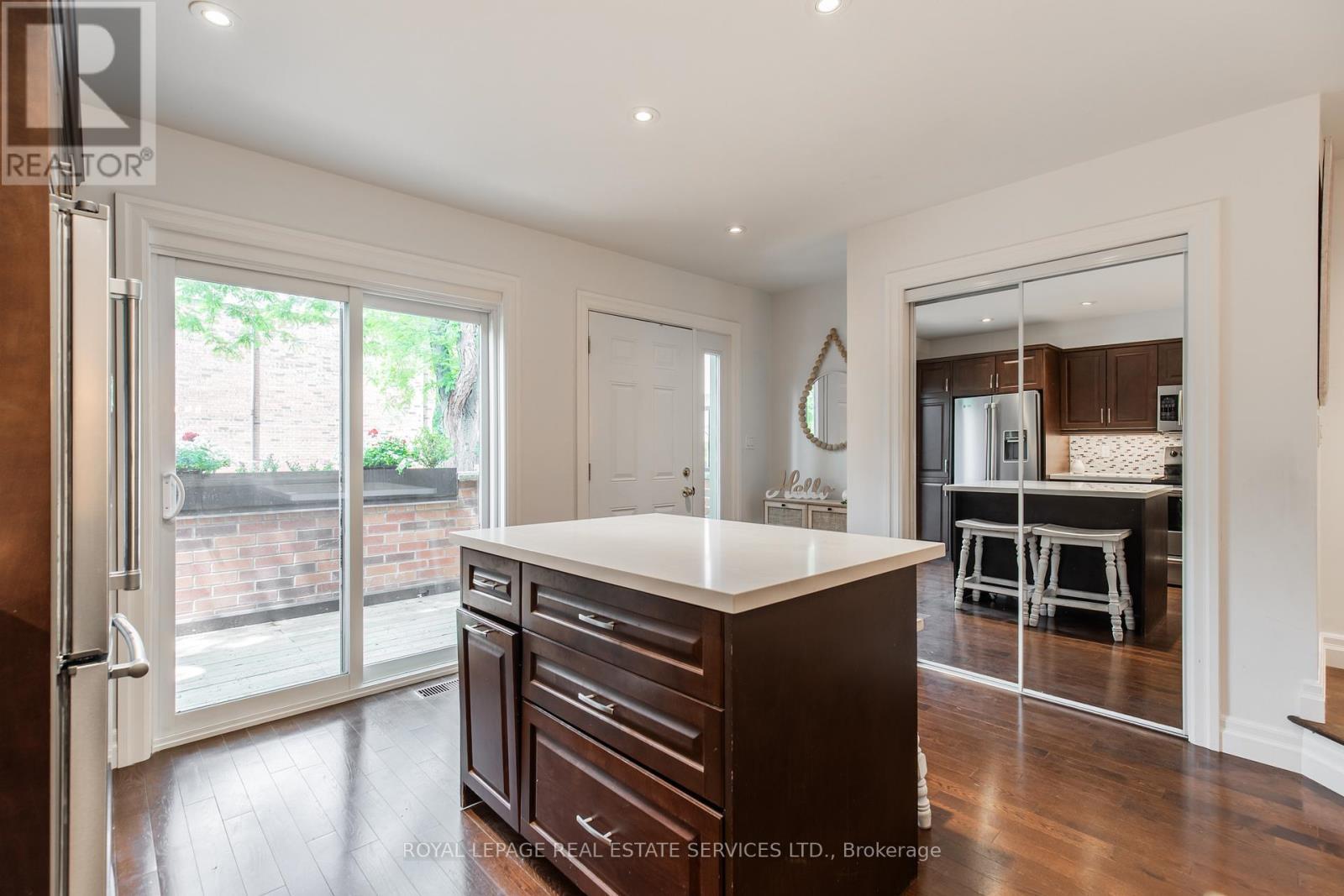 












25 - 3122 LAKESHORE ROAD W

,
Oakville,




Ontario
L6L1J4

