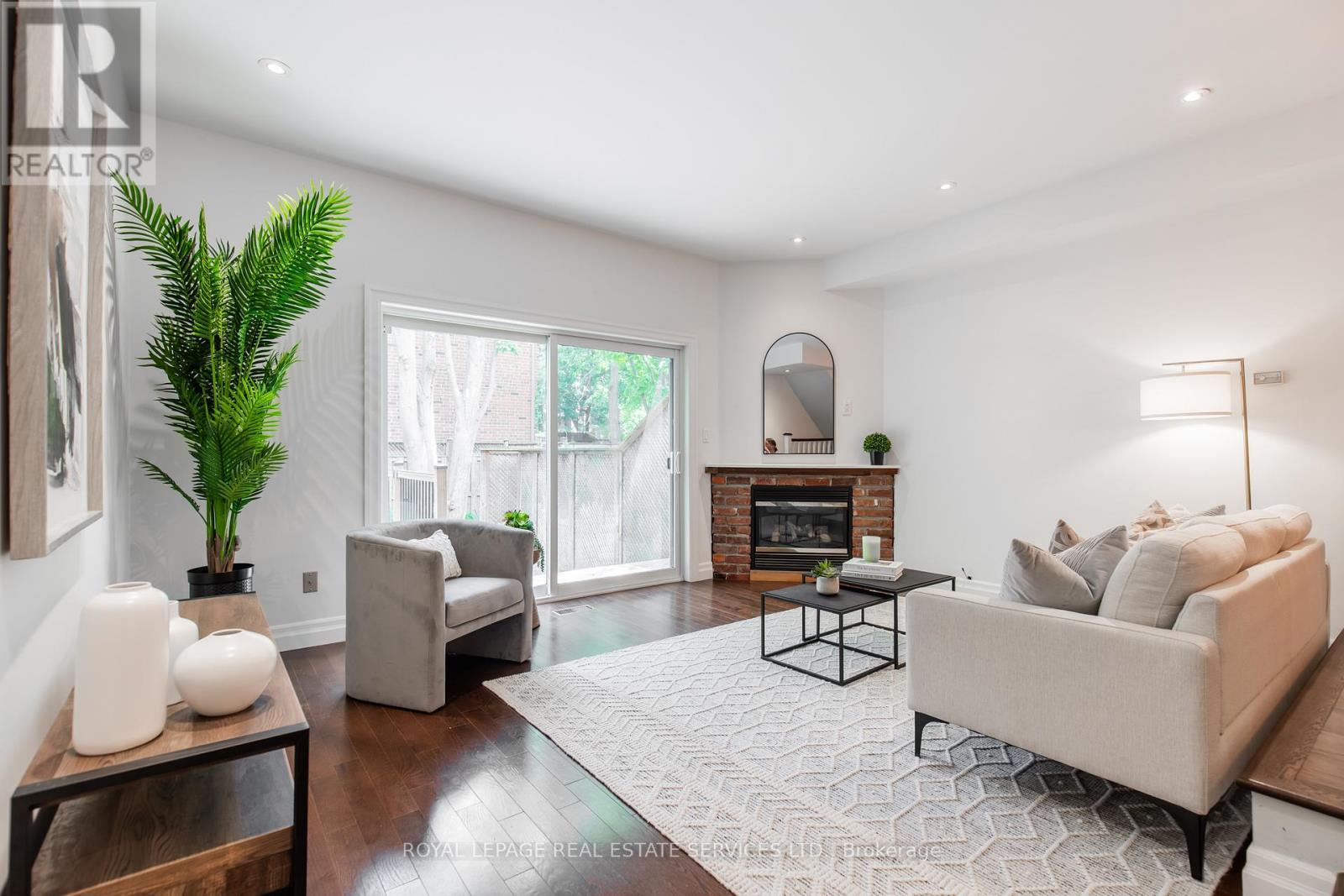 












25 - 3122 LAKESHORE ROAD W

,
Oakville,




Ontario
L6L1J4

