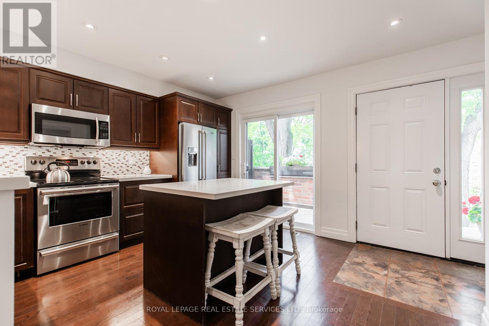 












25 - 3122 LAKESHORE ROAD W

,
Oakville,




Ontario
L6L1J4

