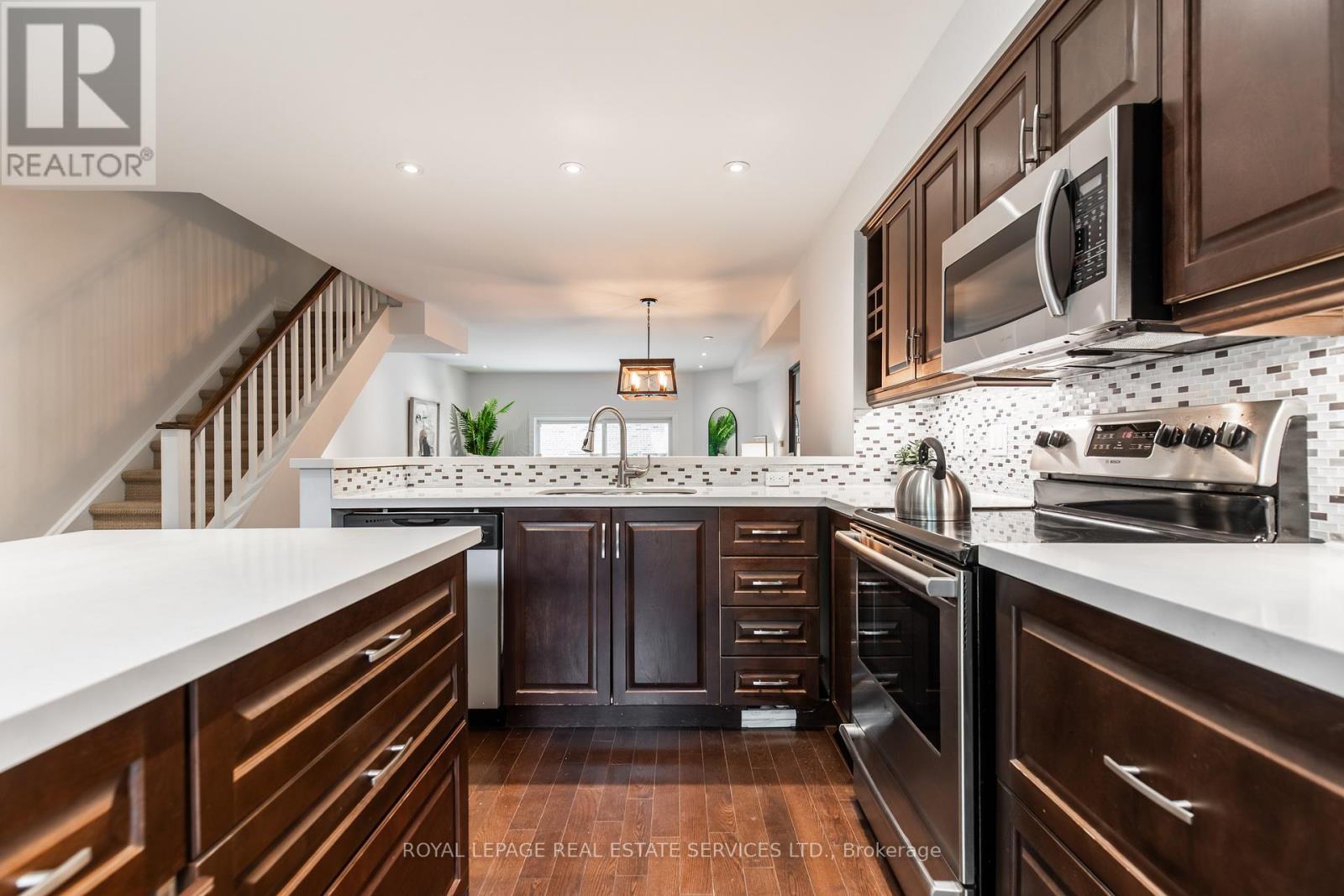 












25 - 3122 LAKESHORE ROAD W

,
Oakville,




Ontario
L6L1J4

