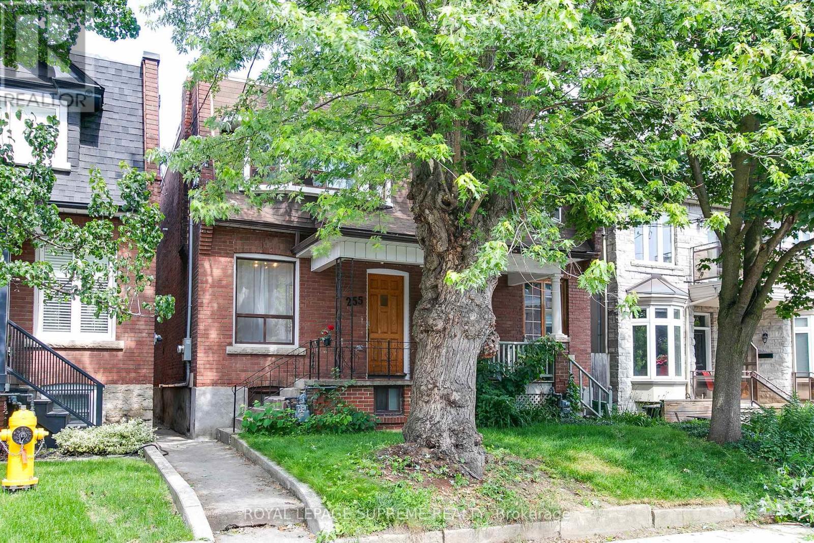 












255 HOWLAND AVENUE

,
Toronto,




Ontario
M5R3B7

