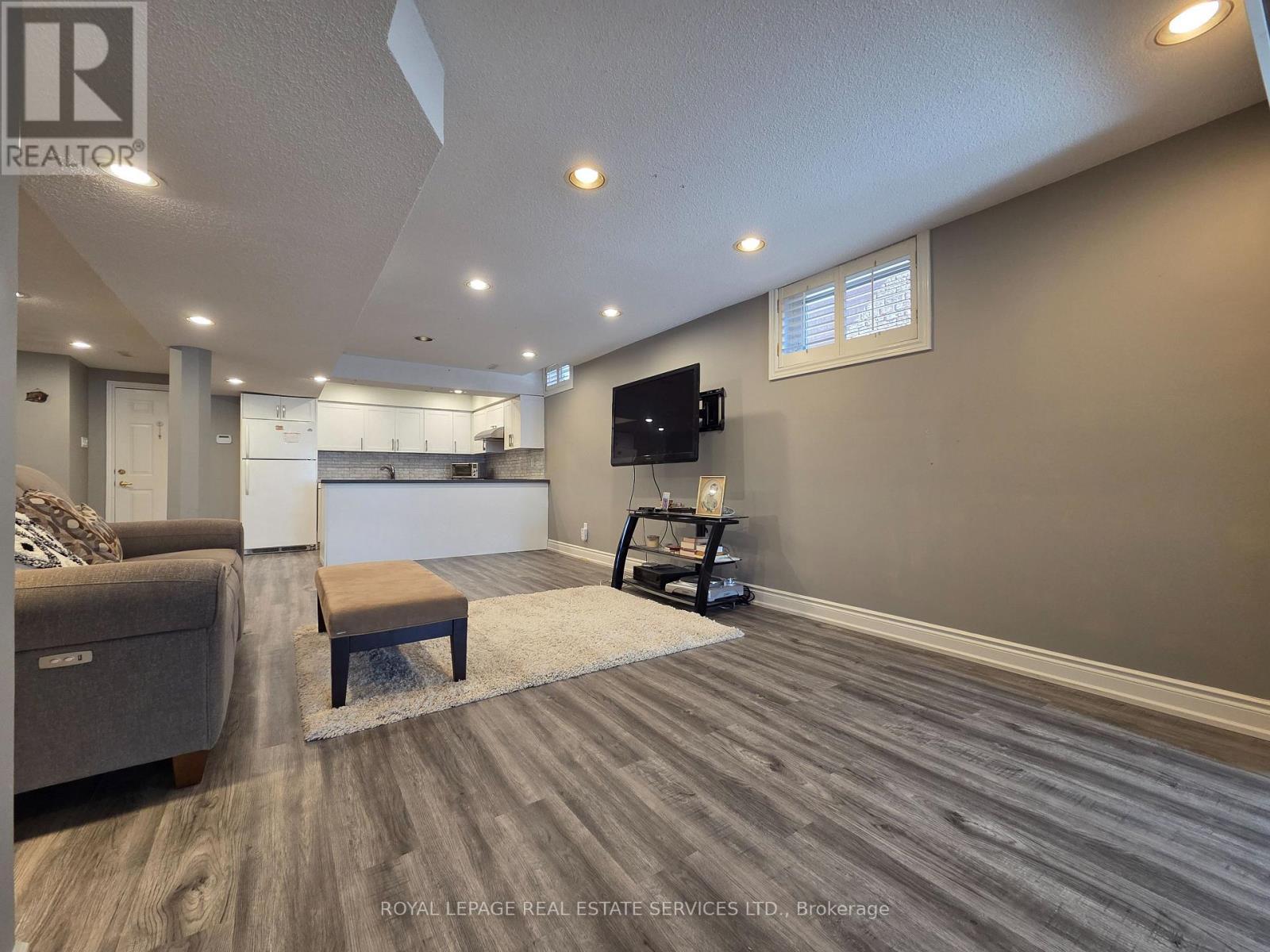 












LOWER - 20 PRESIDENTIAL STREET

,
Vaughan,




Ontario
L4L5H1

