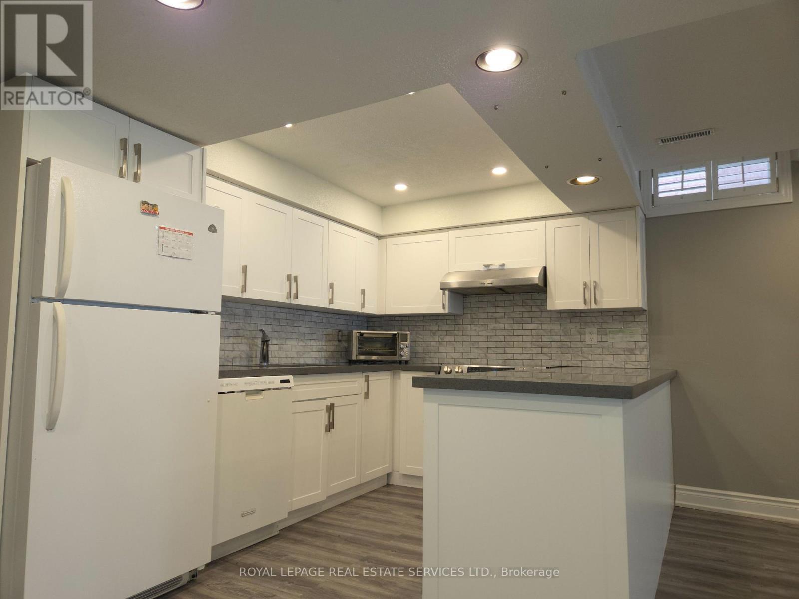 












LOWER - 20 PRESIDENTIAL STREET

,
Vaughan,




Ontario
L4L5H1

