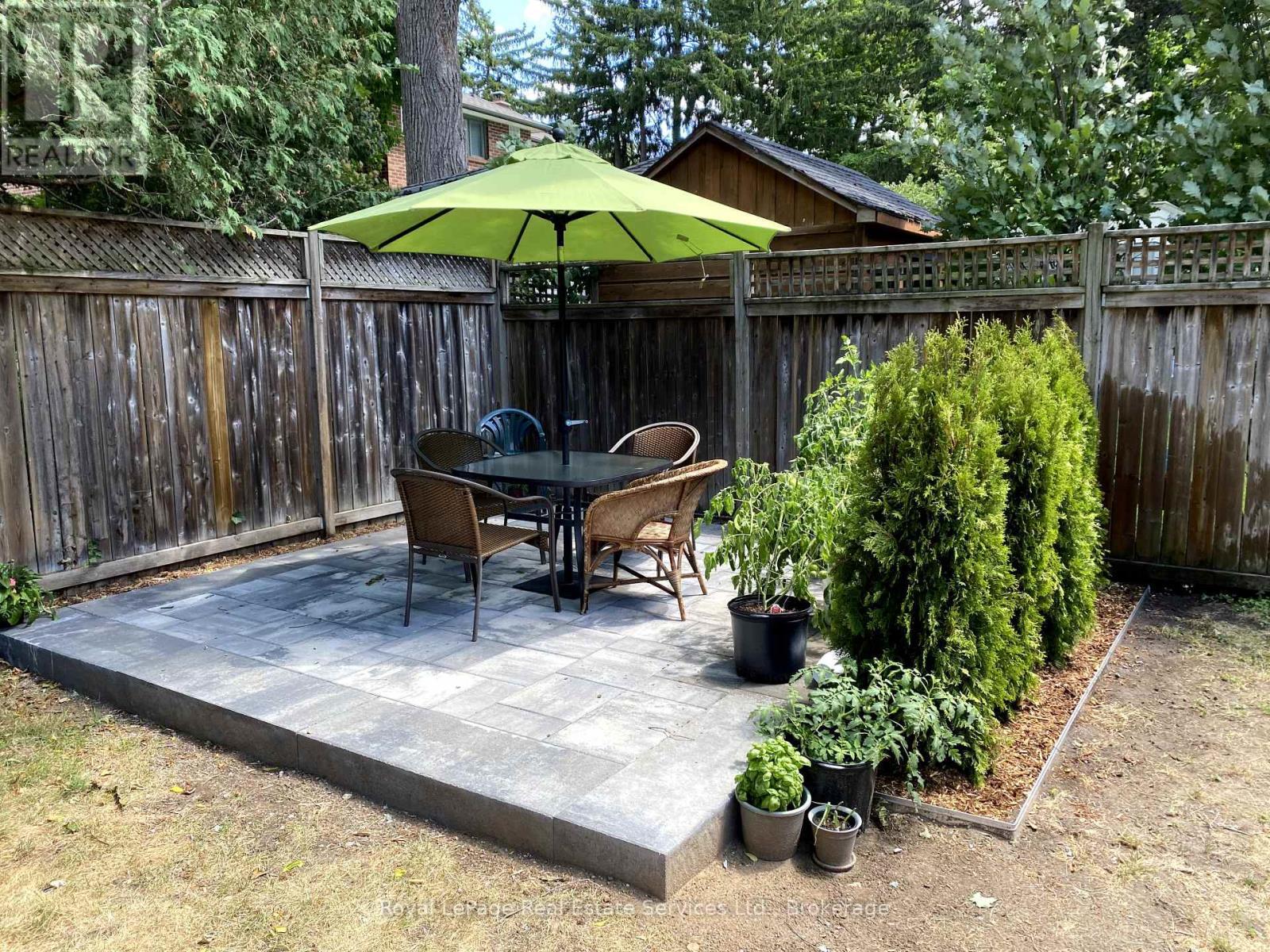 












2 - 225 TRAFALGAR ROAD

,
Oakville (OO Old Oakville),




Ontario
L6J3G9

