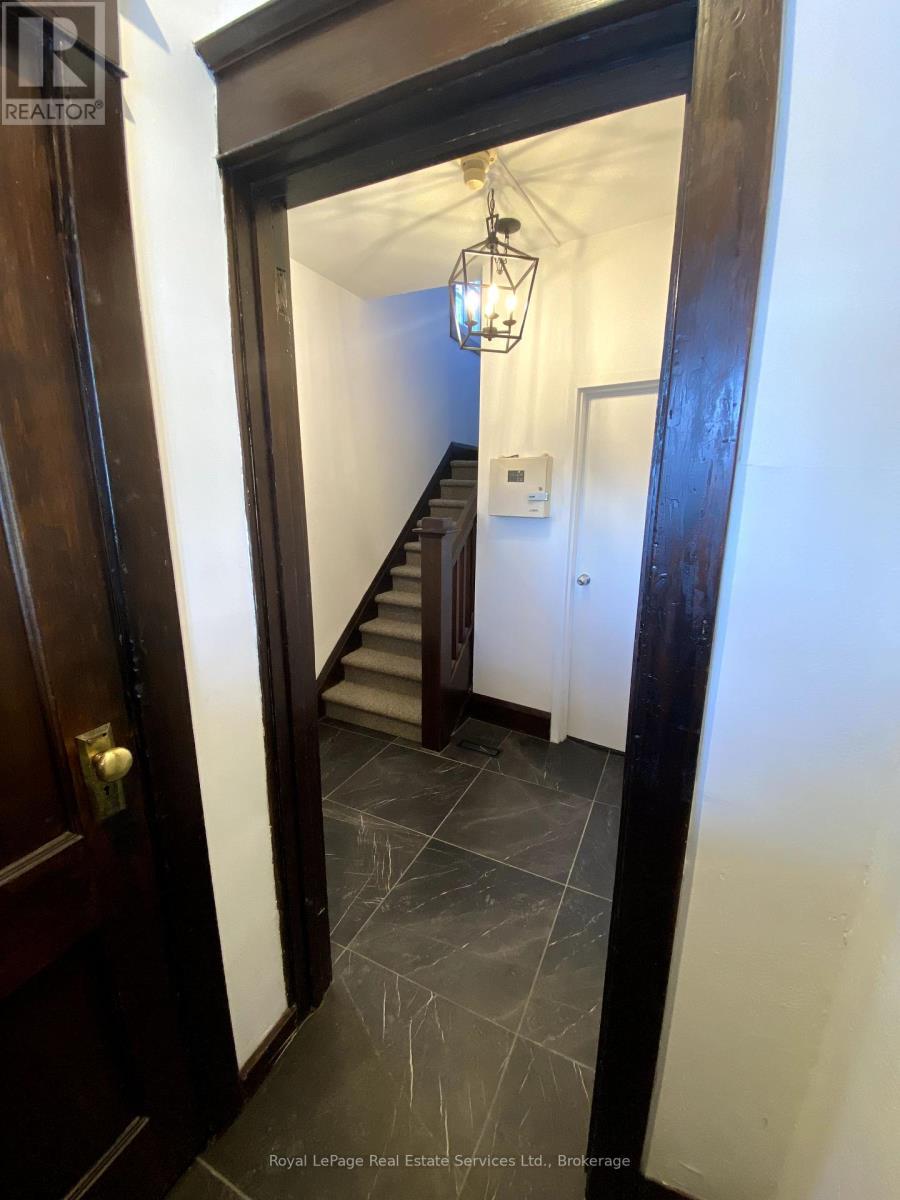 












2 - 225 TRAFALGAR ROAD

,
Oakville (OO Old Oakville),




Ontario
L6J3G9

