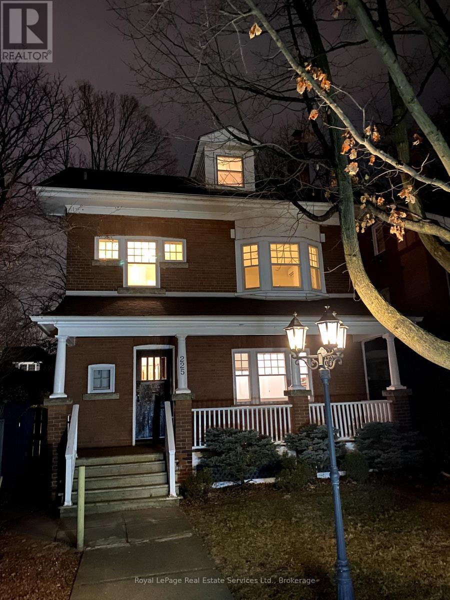 












2 - 225 TRAFALGAR ROAD

,
Oakville (OO Old Oakville),




Ontario
L6J3G9

