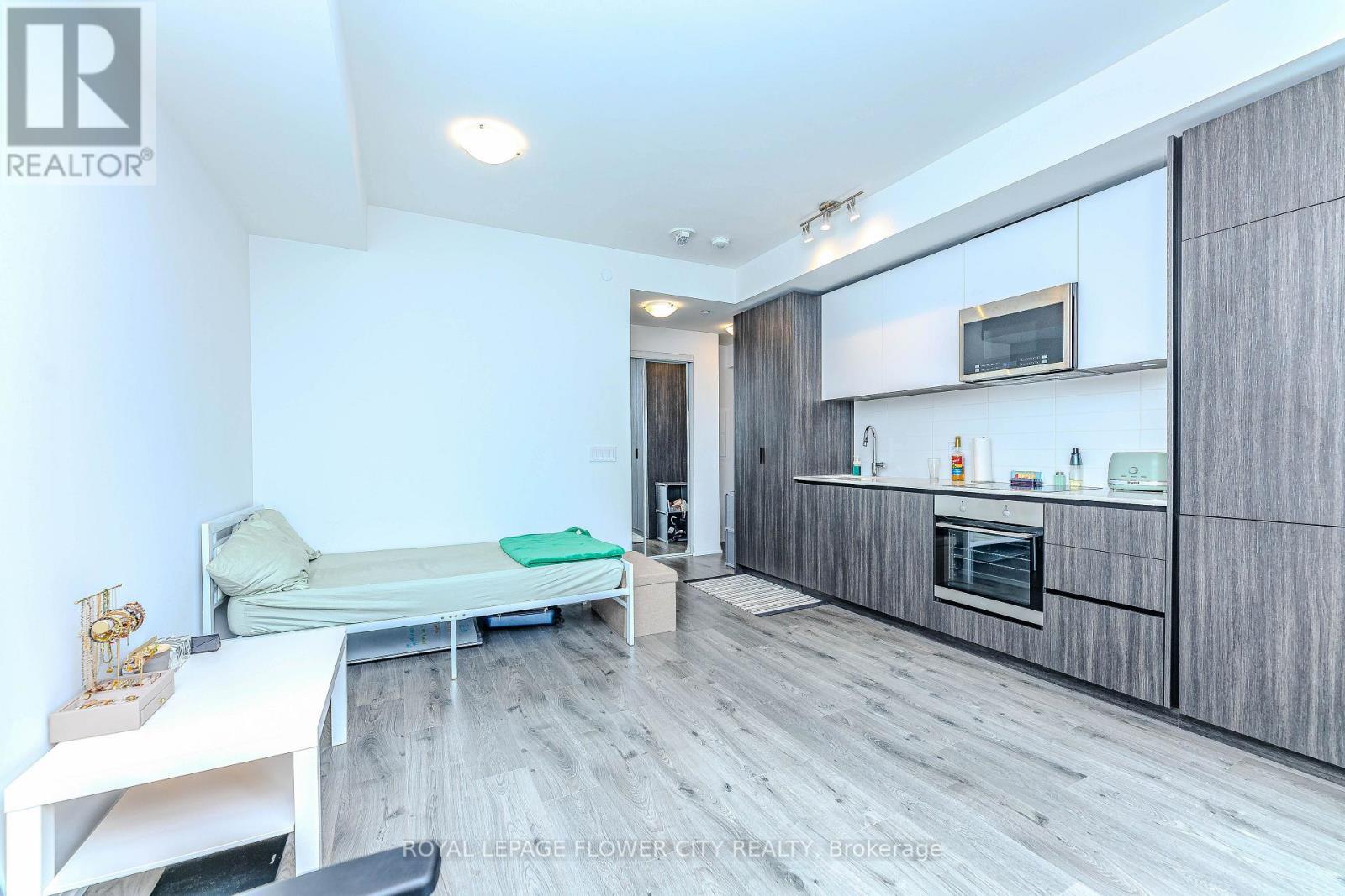 












2115 - 8 WIDMER STREET

,
Toronto,




Ontario
M5V0W6


