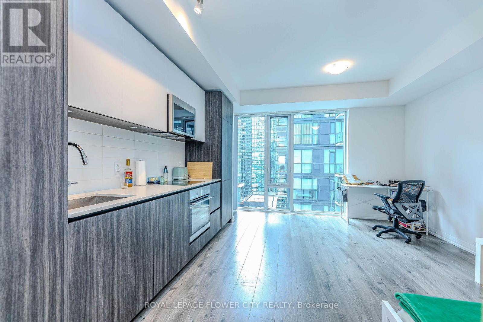 












2115 - 8 WIDMER STREET

,
Toronto,




Ontario
M5V0W6

