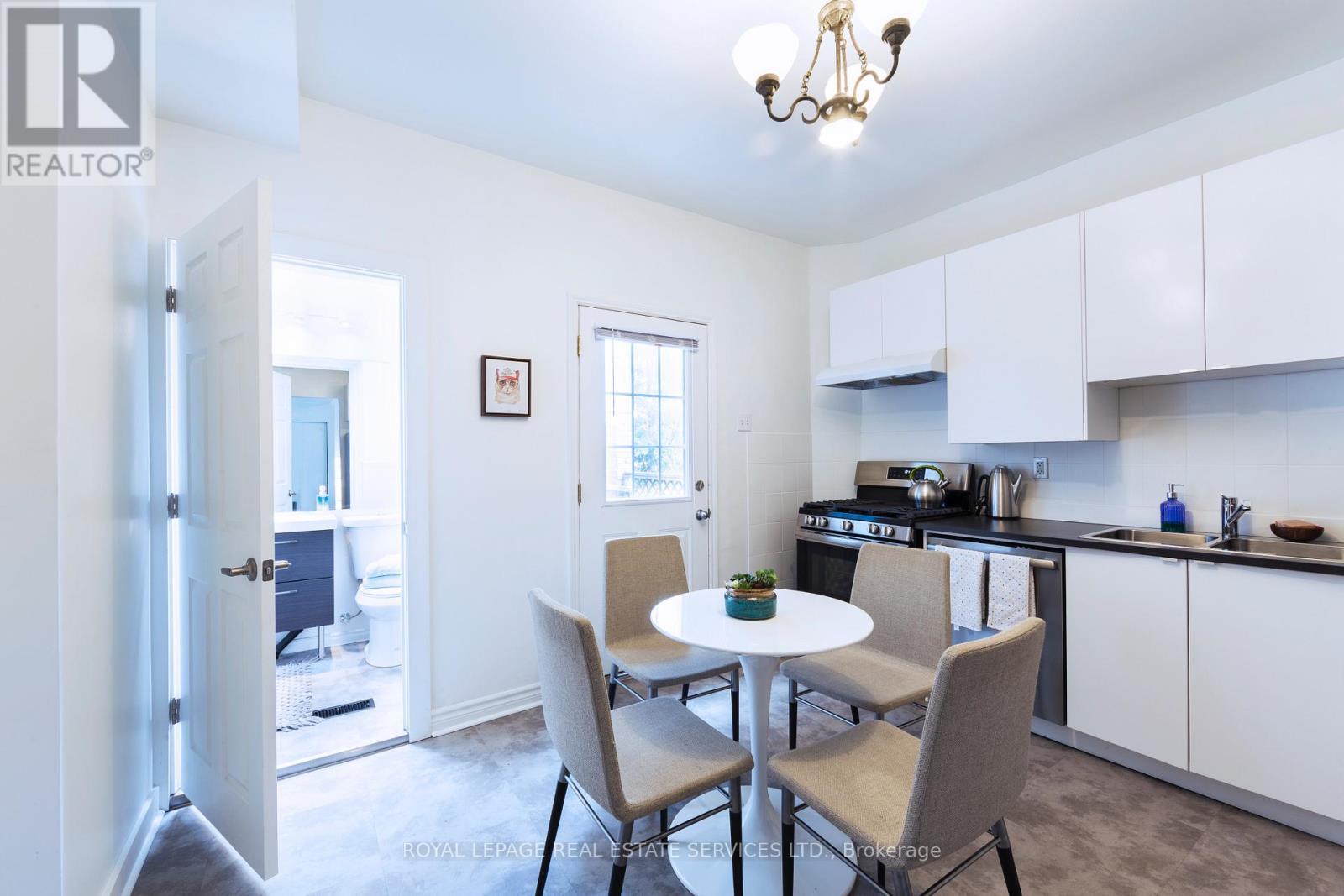 












2 - 1 BEATRICE STREET

,
Toronto,




Ontario
M6J2T2

