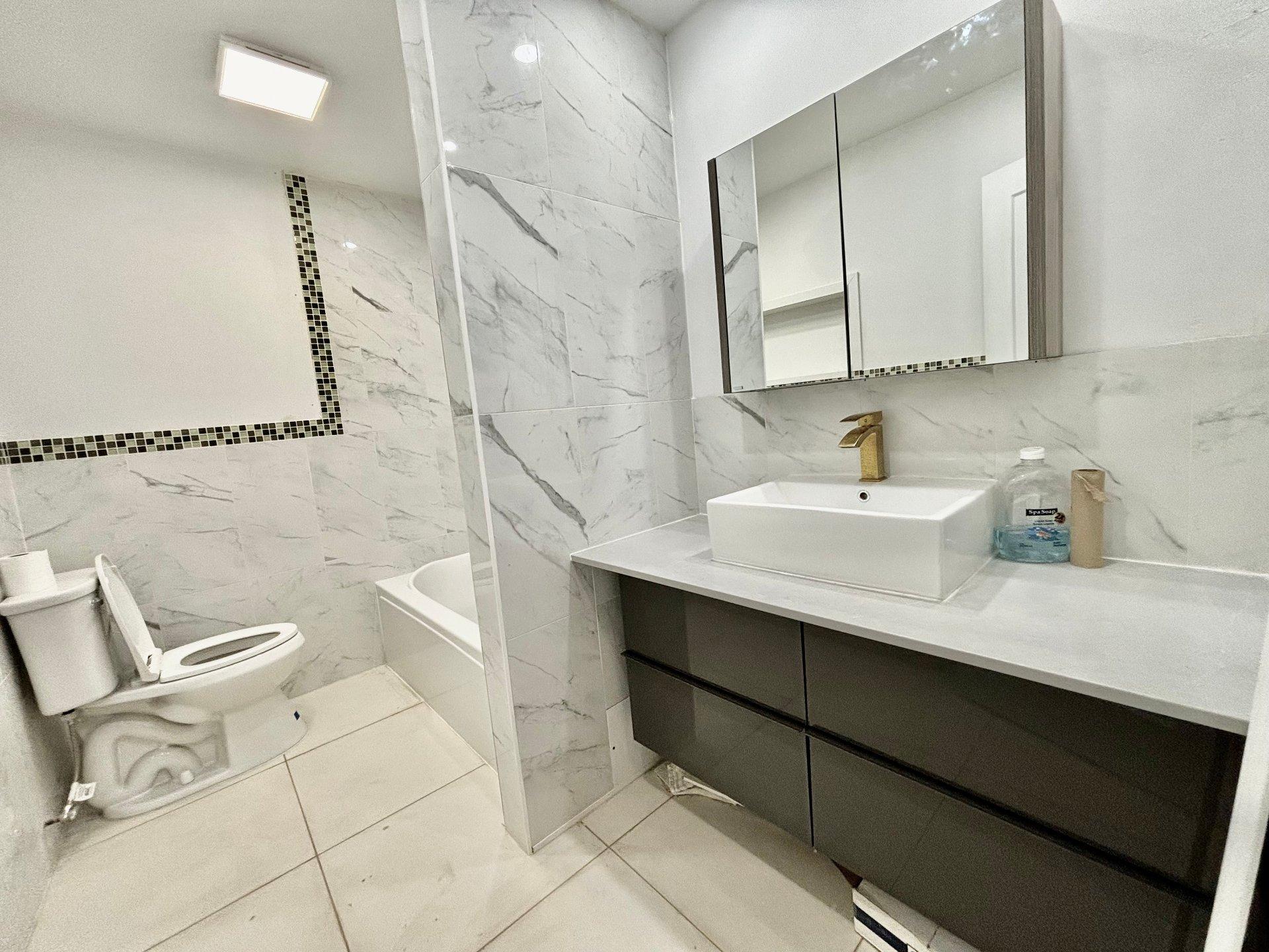 









3336


Ch. de la Côte-de-Liesse

,
Mont-Royal,




QC
H4N2P4

