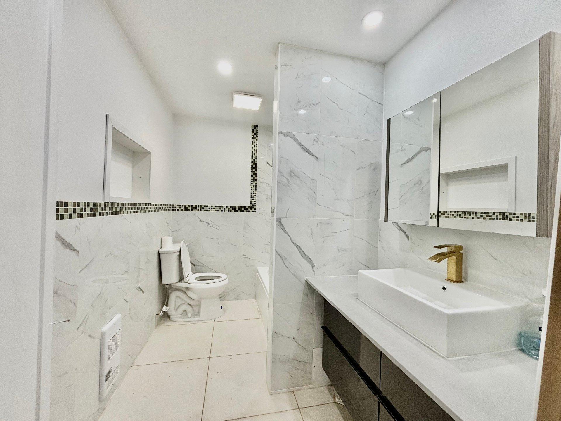 









3336


Ch. de la Côte-de-Liesse

,
Mont-Royal,




QC
H4N2P4

