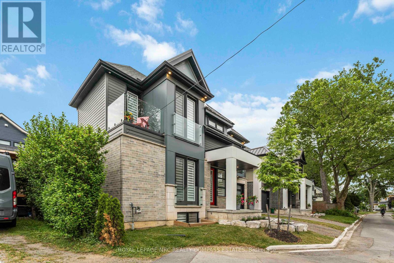 












10 PAXTON AVENUE

,
St. Catharines (Port Dalhousie),




Ontario
L2N5H8

